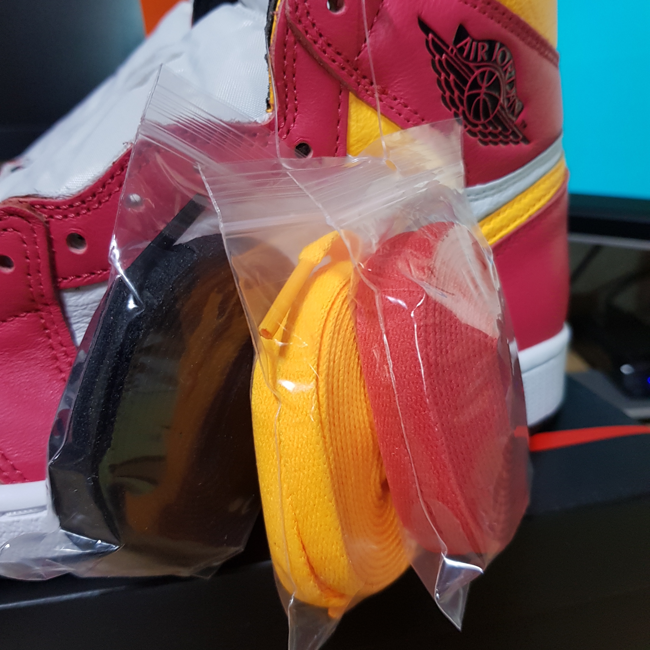 Jordan 1 Retro High OG Light Fusion Red 착용 스타일