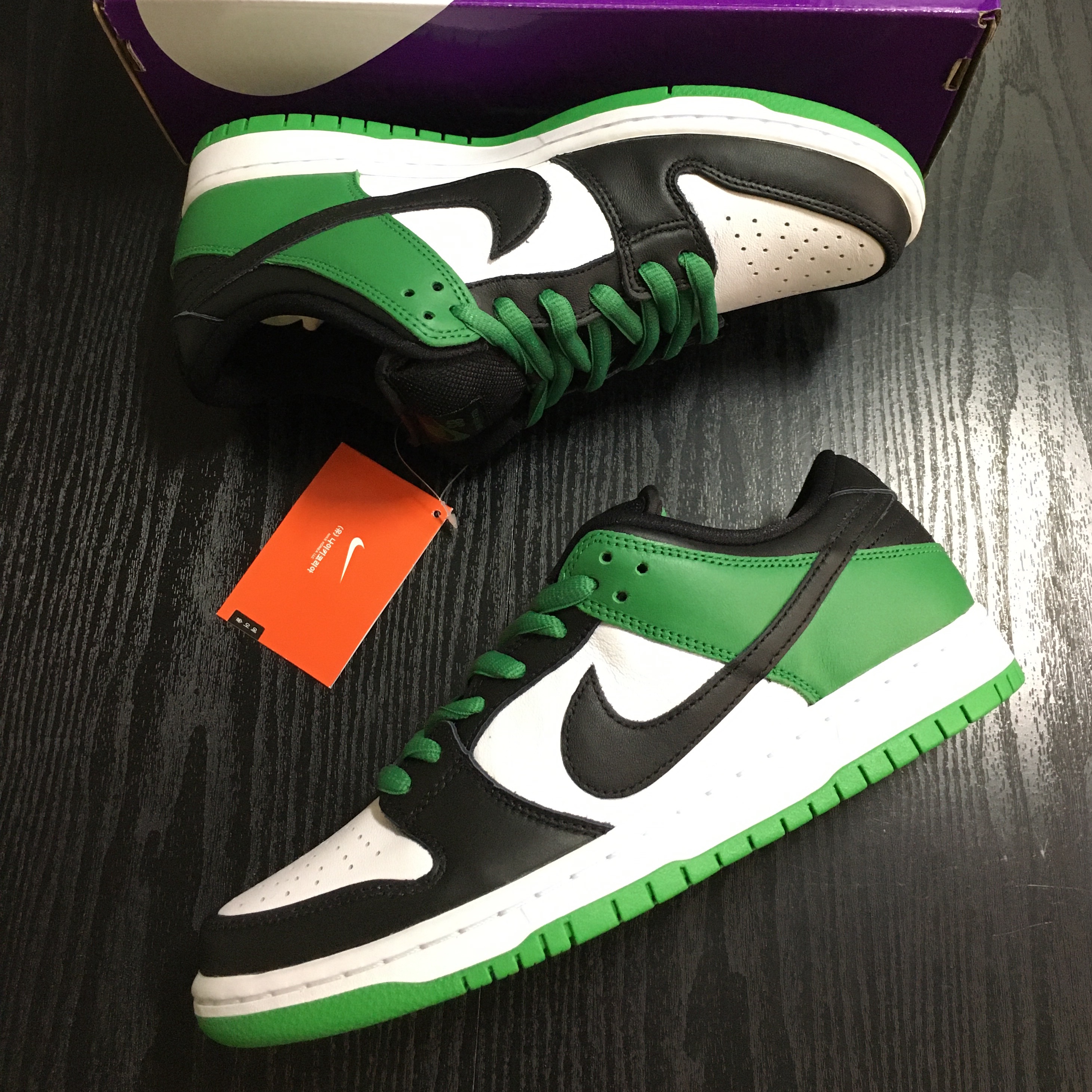 Nike SB Dunk Low Pro Black and Classic Green 착용 스타일