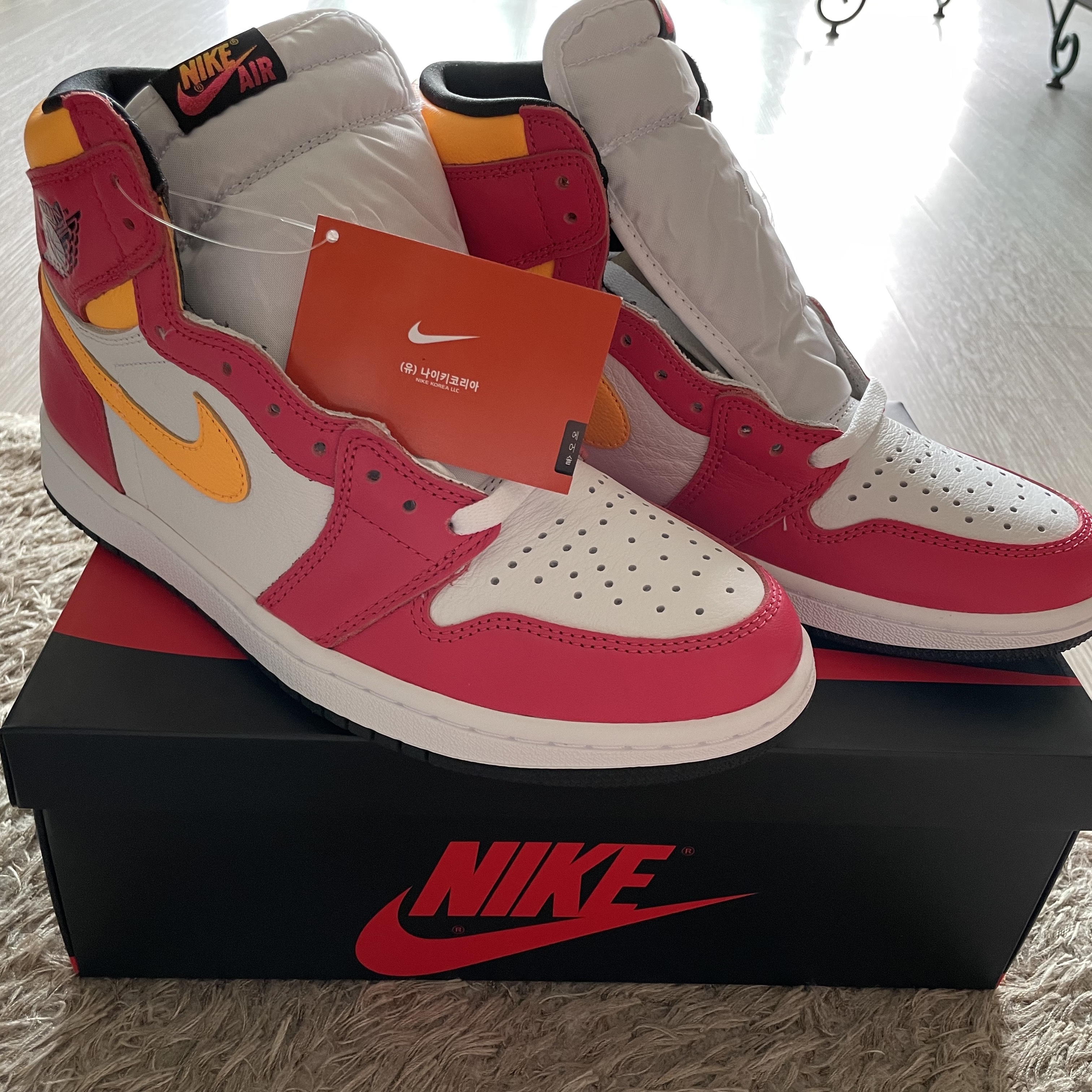 Jordan 1 Retro High OG Light Fusion Red 착용 스타일 - 2
