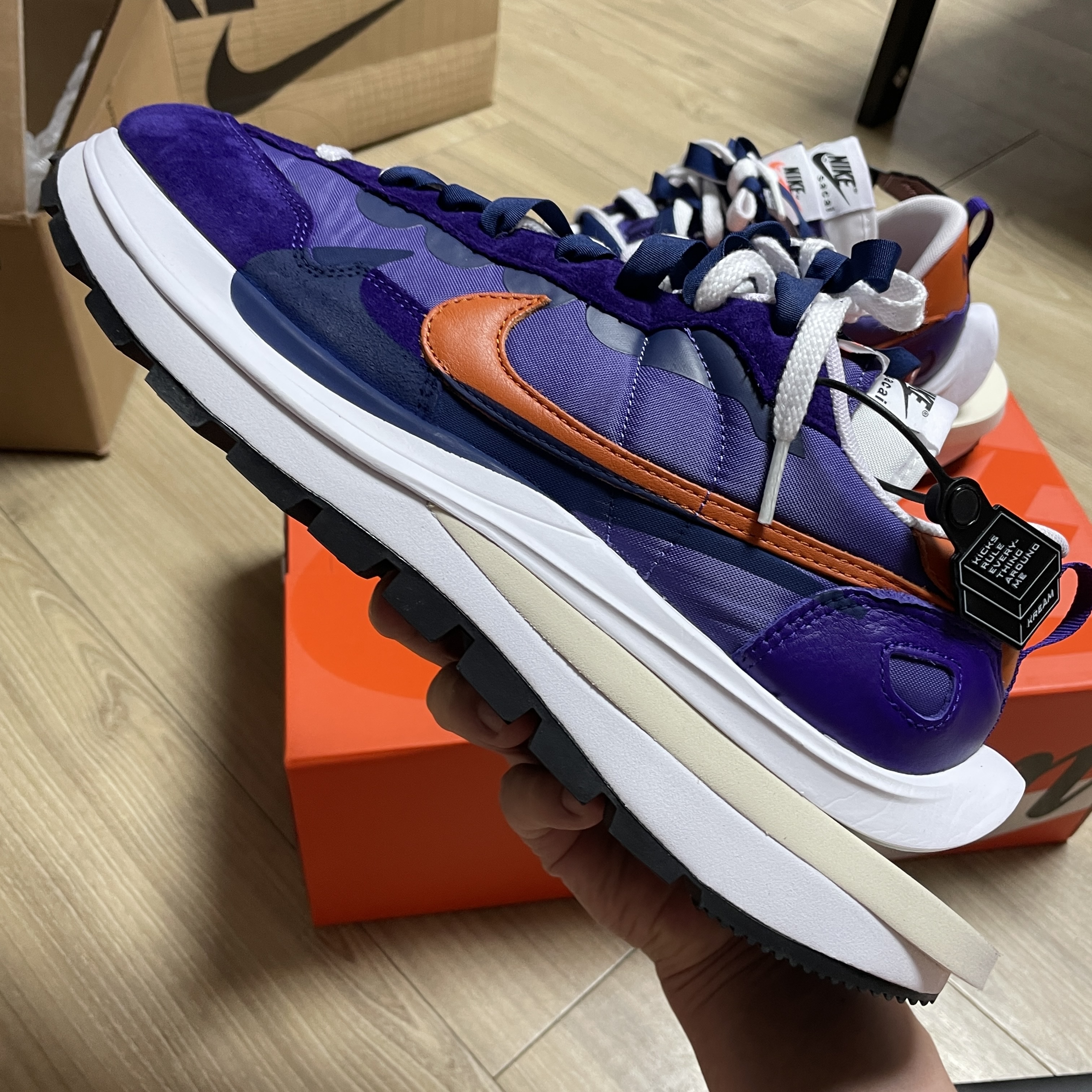 Nike x Sacai VaporWaffle Dark Iris 착용 스타일 - 2