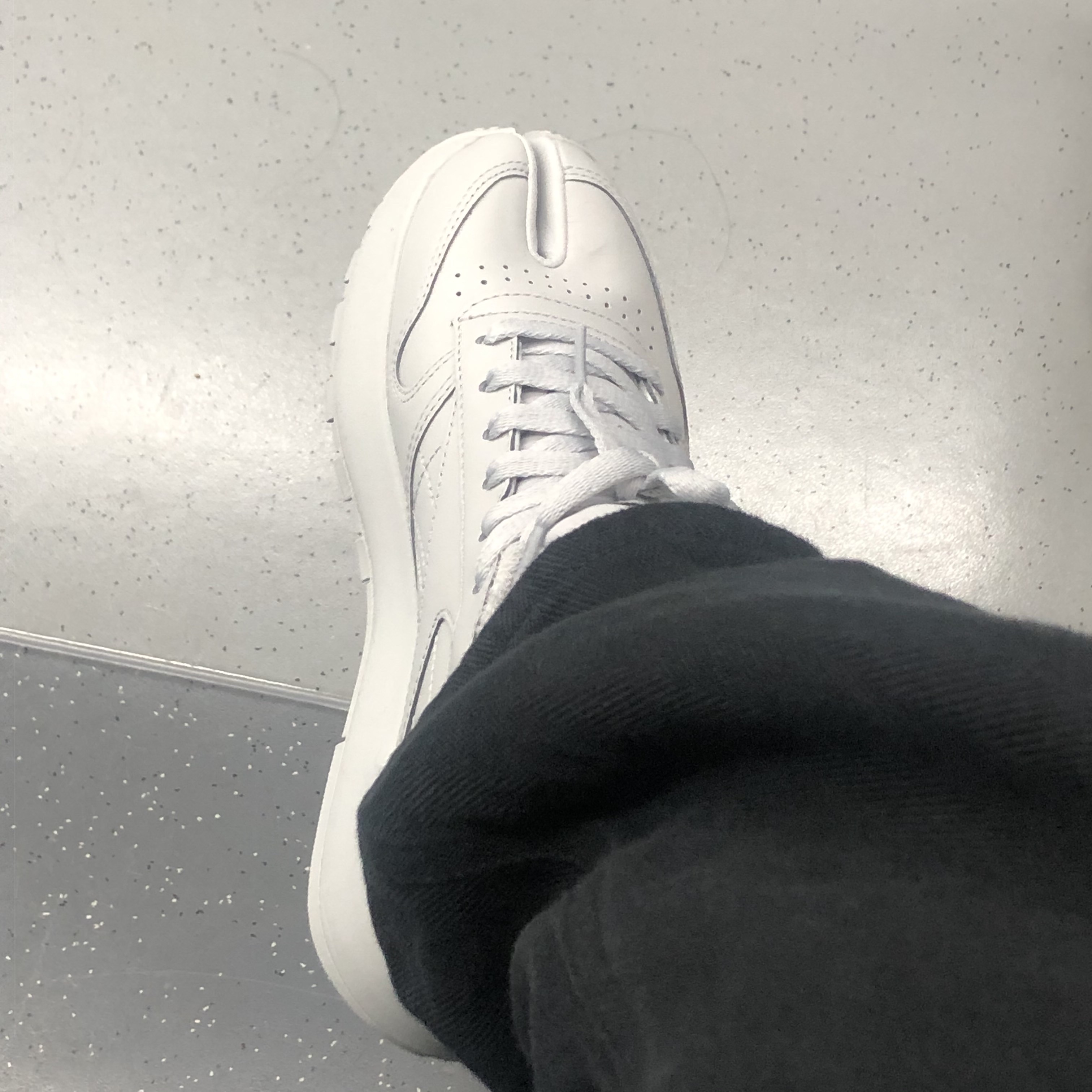 Reebok x Maison Margiela Classic Leather Tabi Shoes Grey 착용 스타일