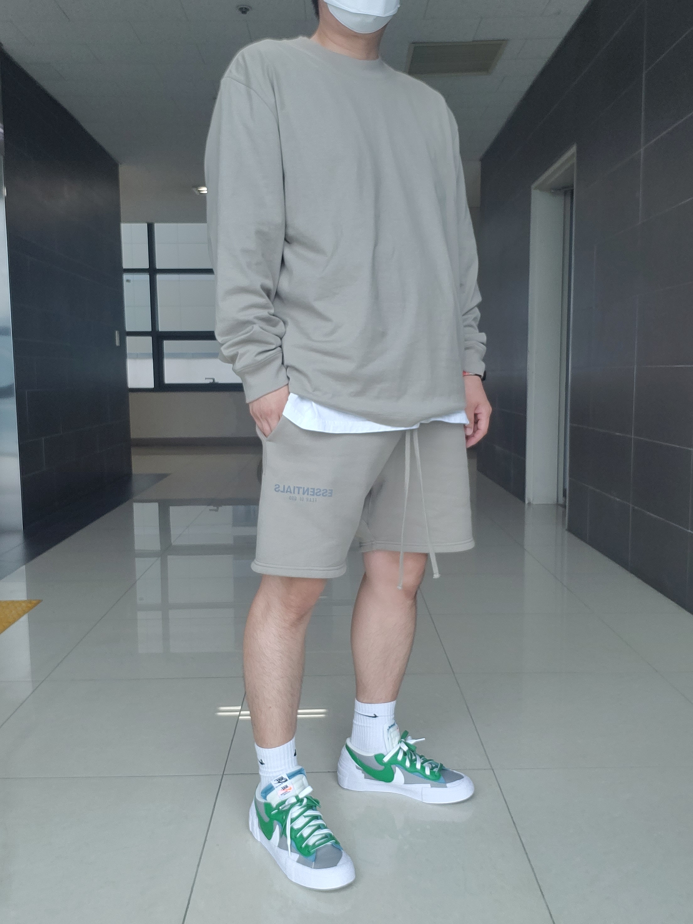Essentials Sweatshorts Moss - 21SS, Essentials Long Sleeve T-Shirt Moss - 21SS 착용 스타일