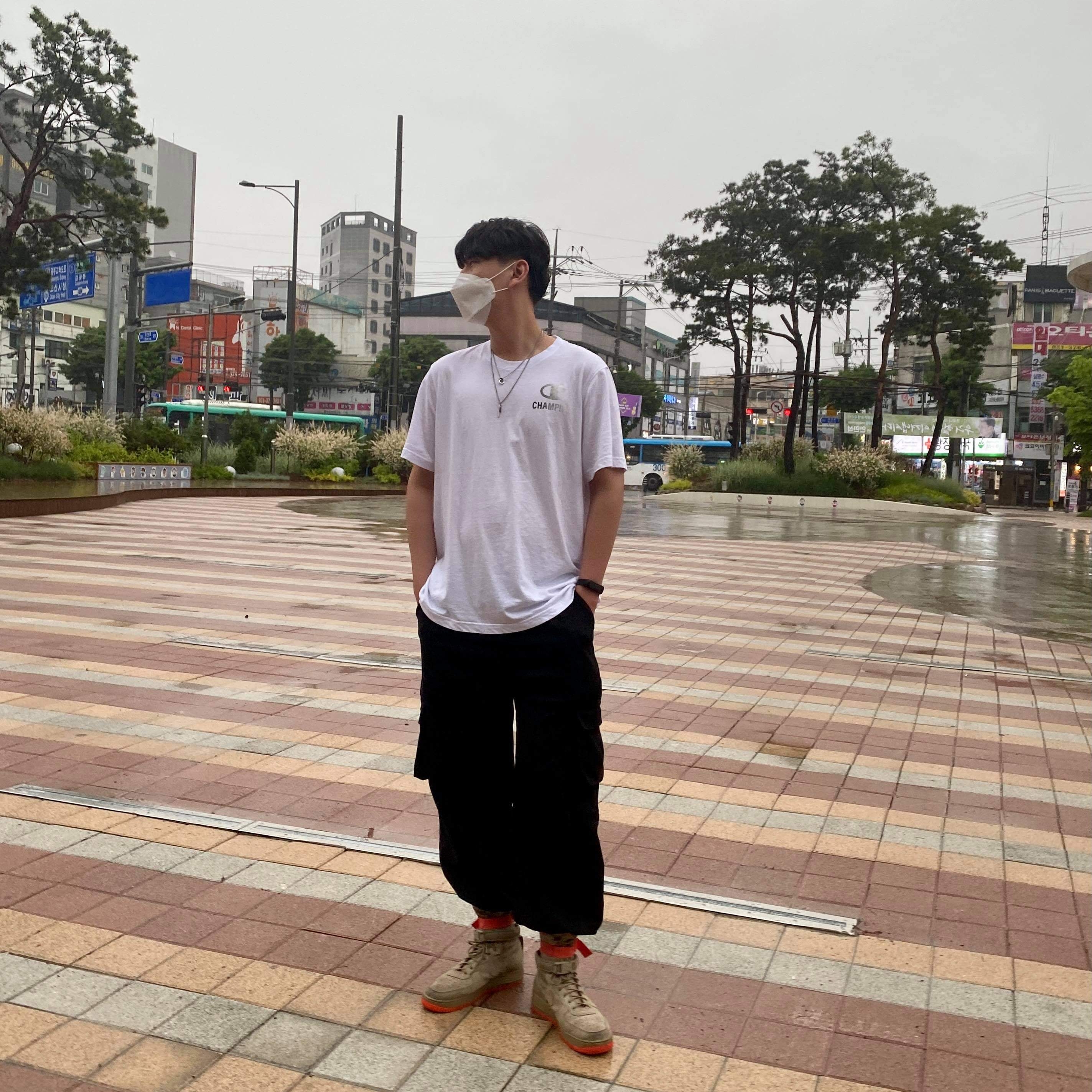 Nike SF Air Force 1 Desert Camo 착용 스타일