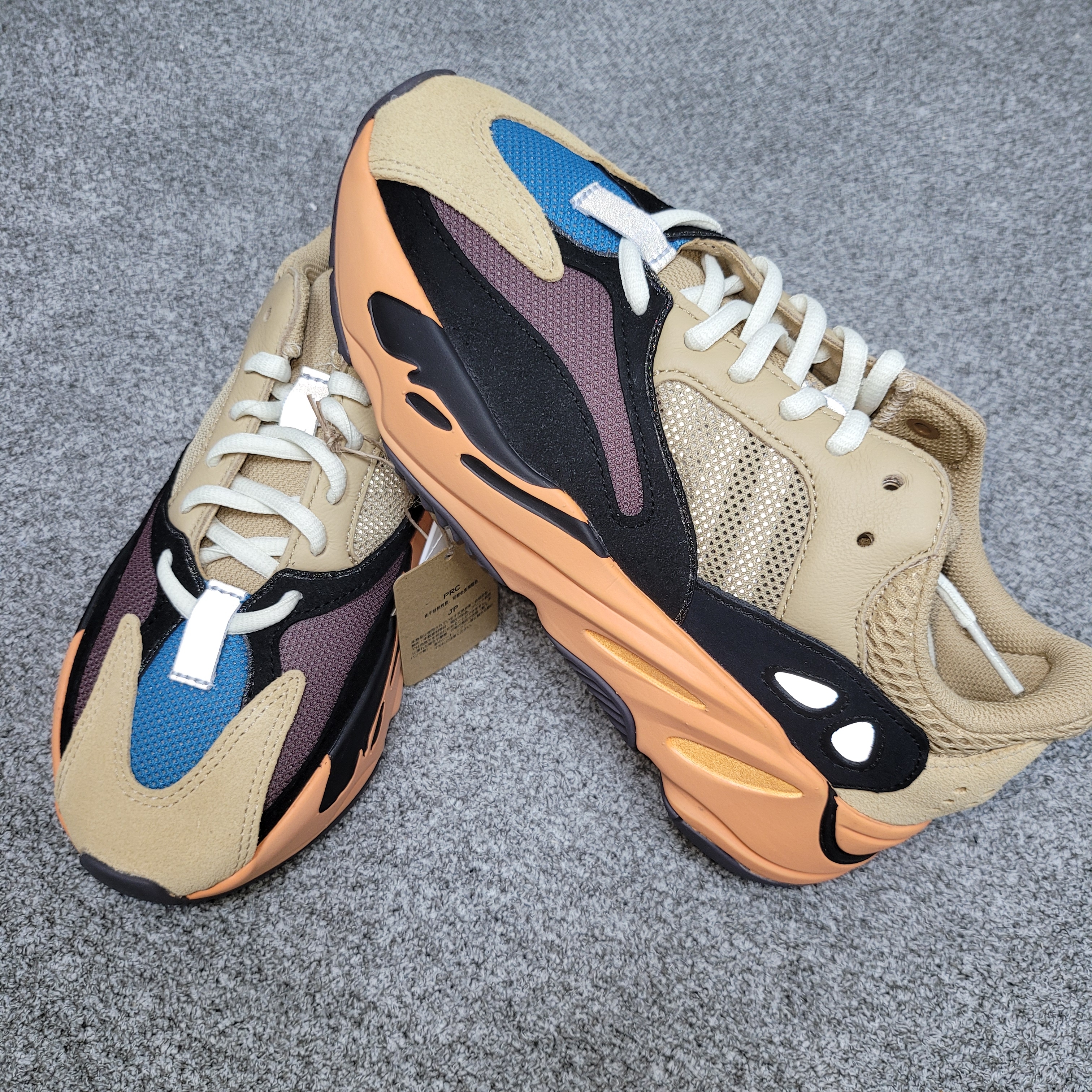 Adidas Yeezy Boost 700 Enflame Amber 착용 스타일 - 3