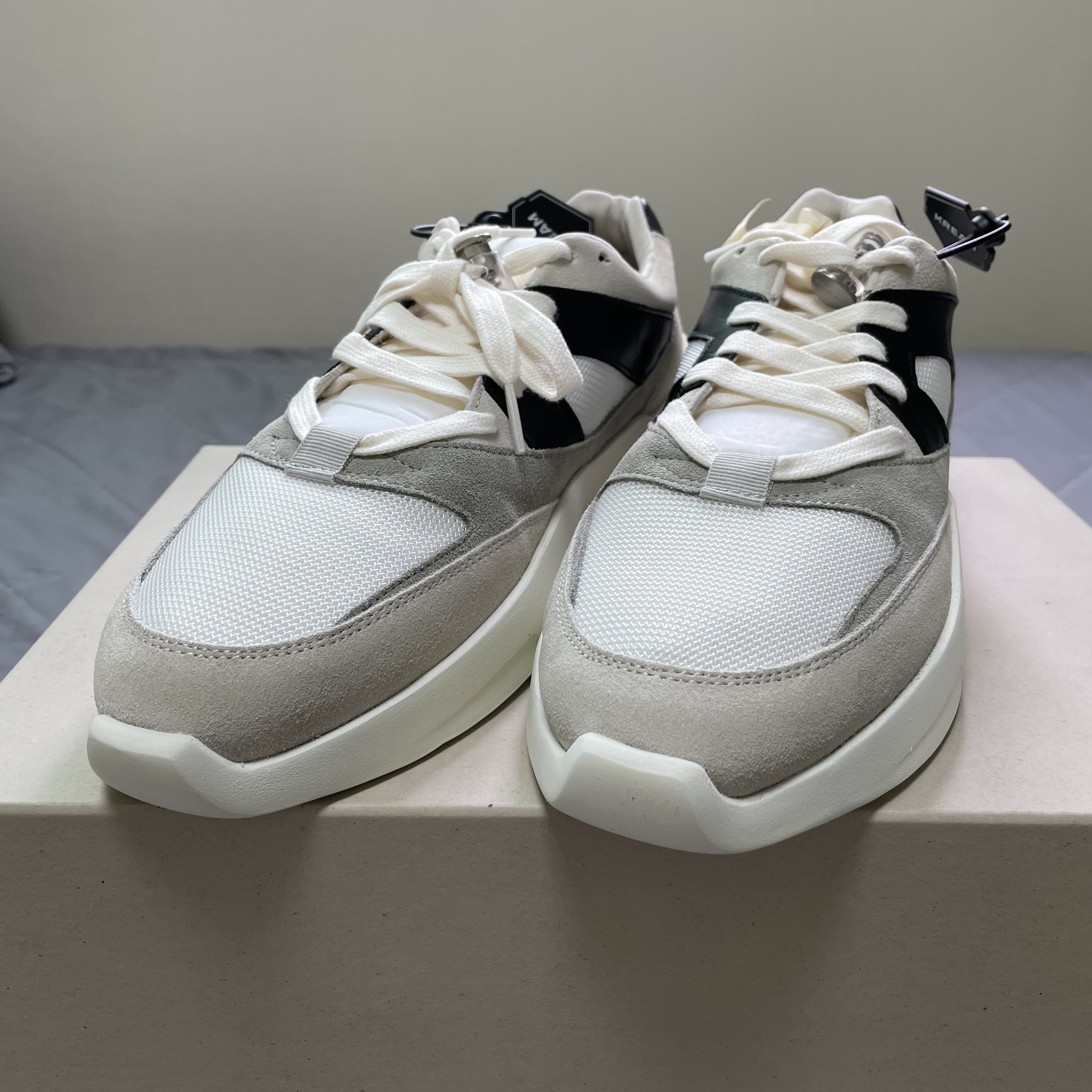 Essentials Distance Sneakers Cream Grey Black 착용 스타일 - 1
