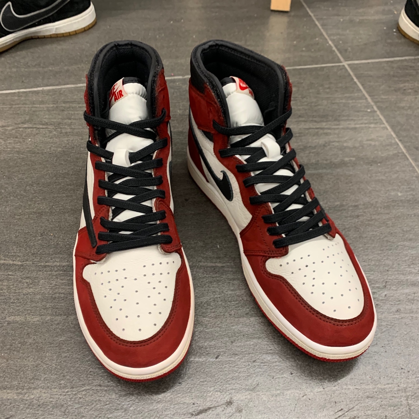 Jordan 1 x Travis Scott Retro High OG SP Mocha 착용 스타일 - 5