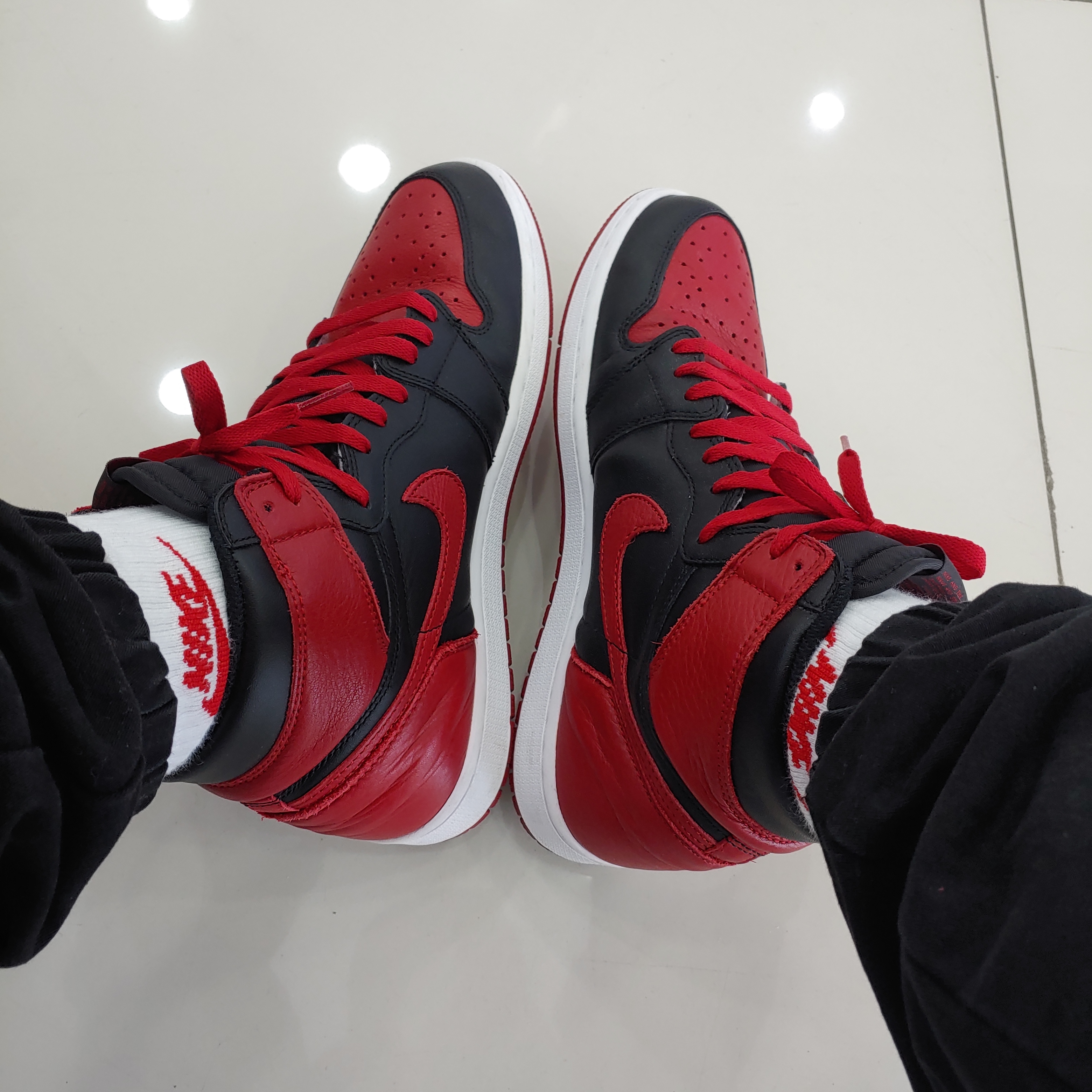 Jordan 1 Retro High OG Bred Banned 2016, Jordan 1 Retro High OG Light Fusion Red 착용 스타일 - 1