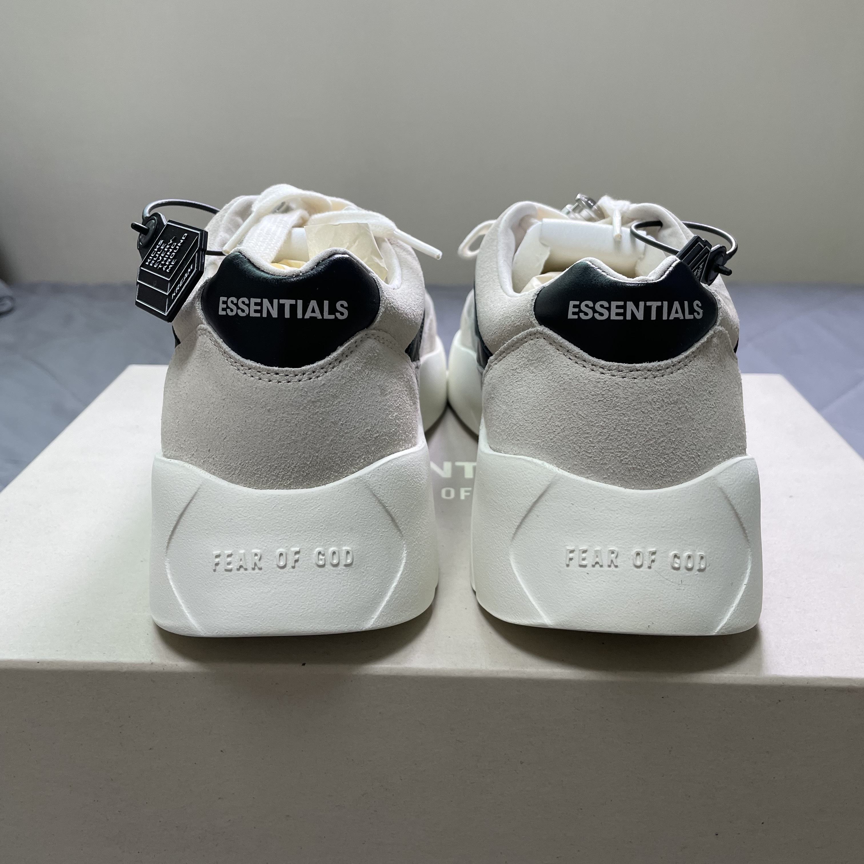 Essentials Distance Sneakers Cream Grey Black 착용 스타일 - 3