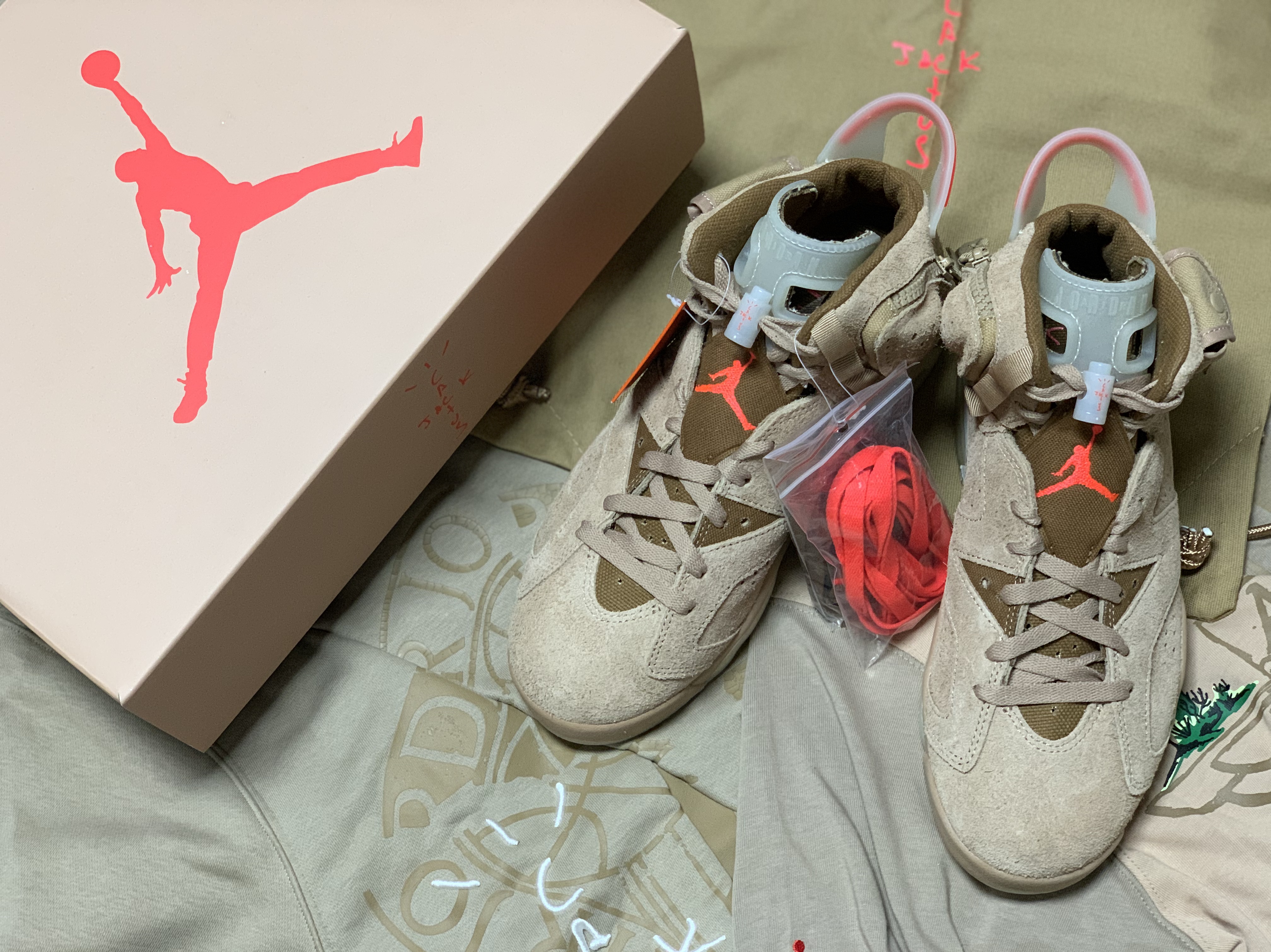 Jordan 6 x Travis Scott Retro SP British Khaki 착용 스타일 - 1