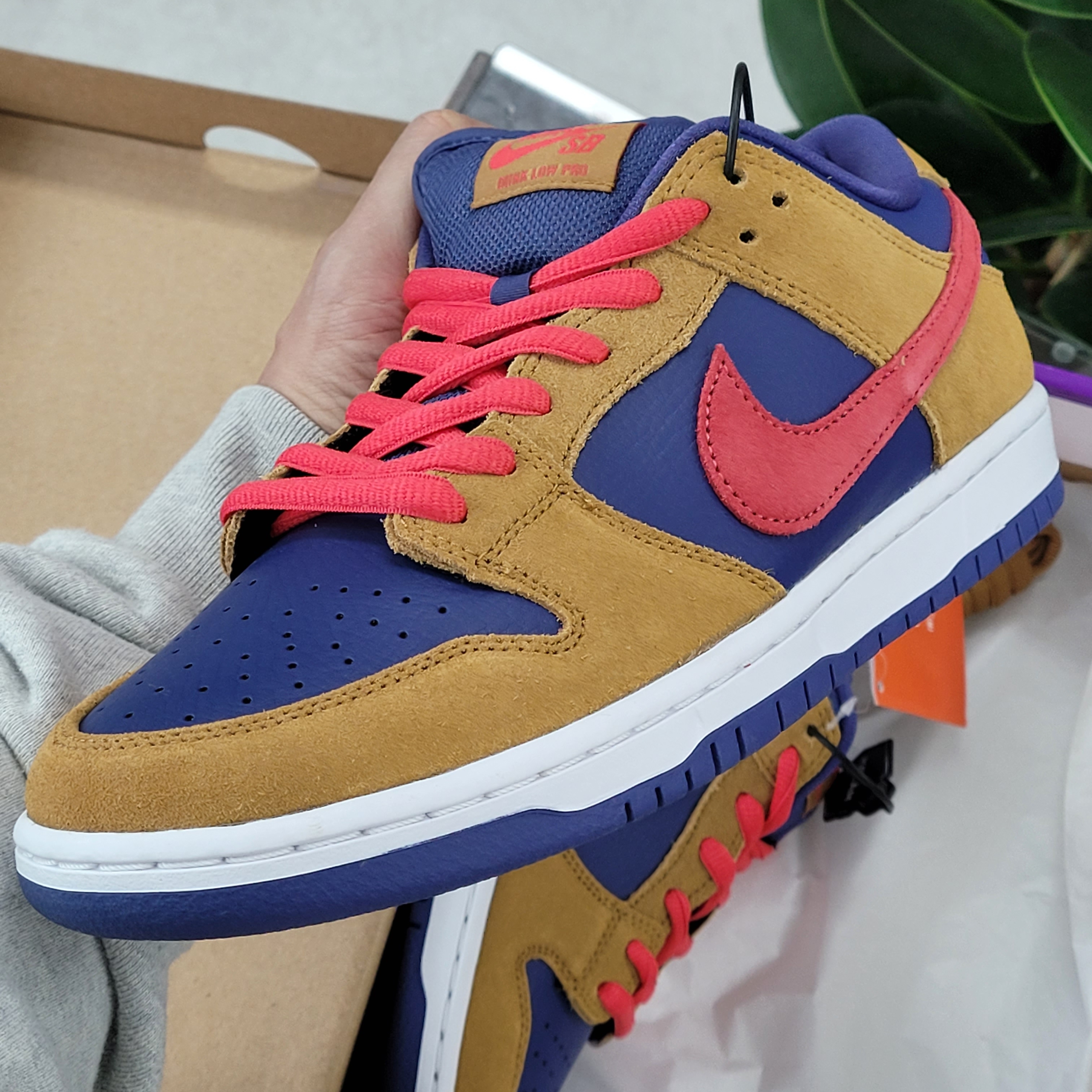 Nike SB Dunk Low Pro Wheat and Purple 착용 스타일 - 1