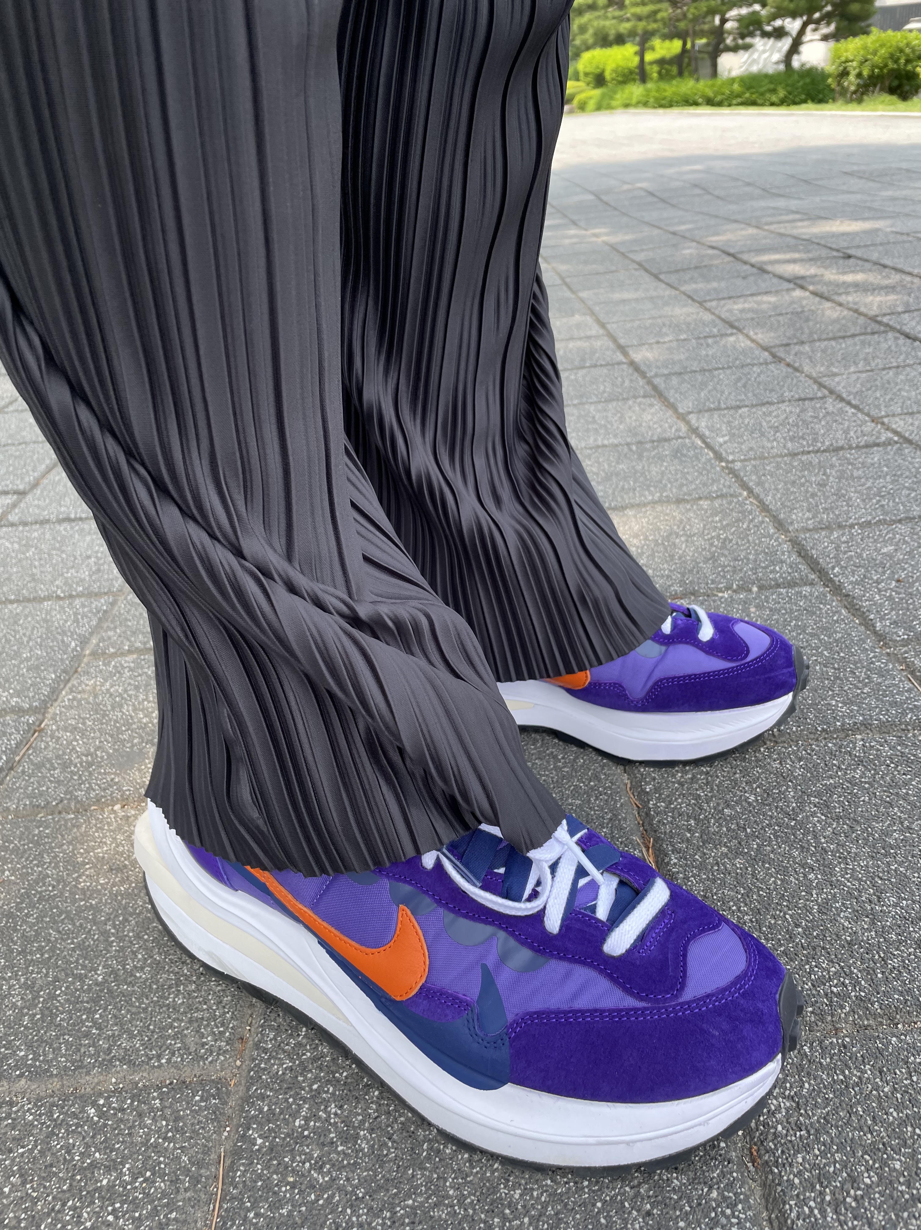 Nike x Sacai VaporWaffle Dark Iris 착용 스타일 - 5
