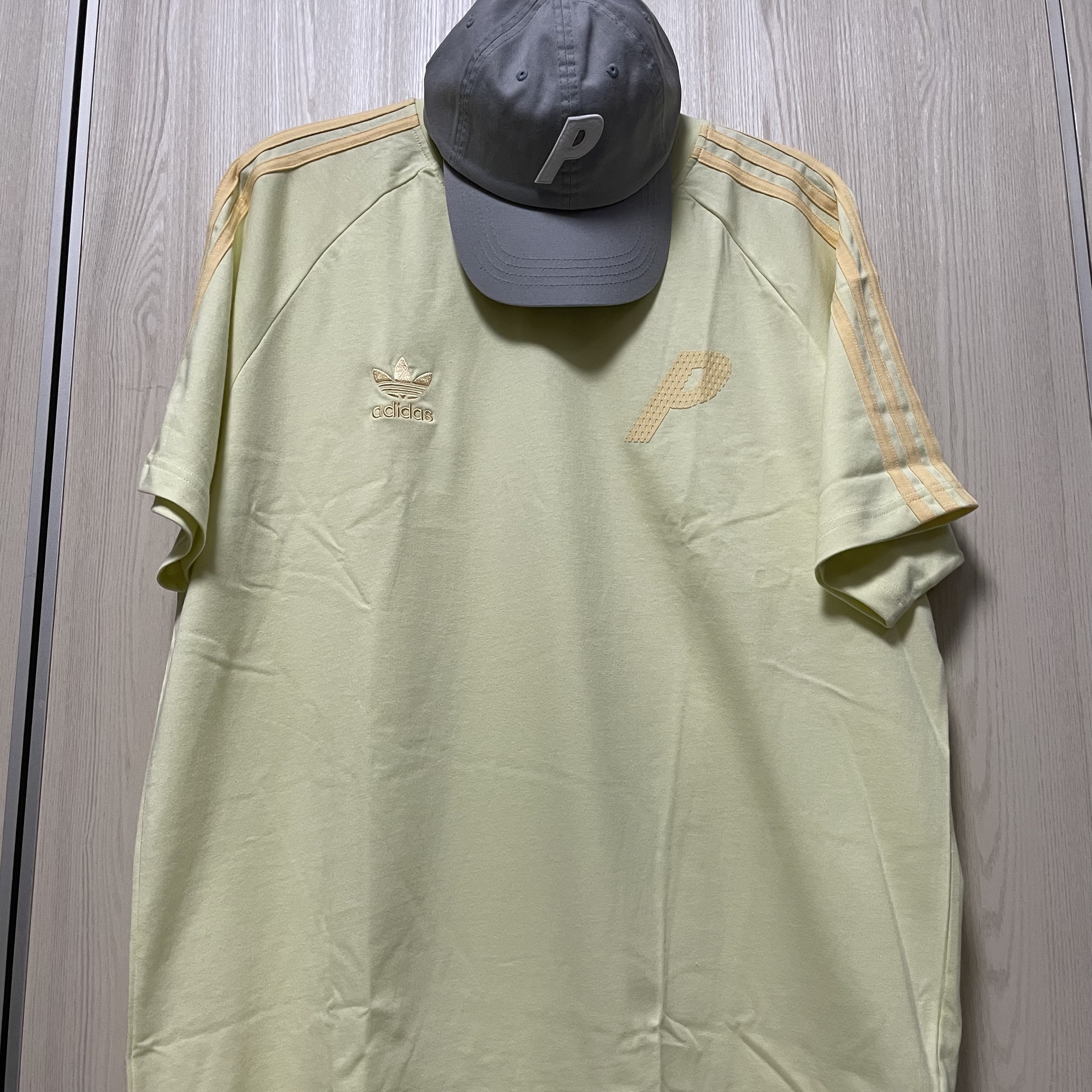 Palace P 6-Panel Grey - 21SS, Palace x Adidas Stan Smith T-Shirt Yellow - 21SS 착용 스타일 - 3