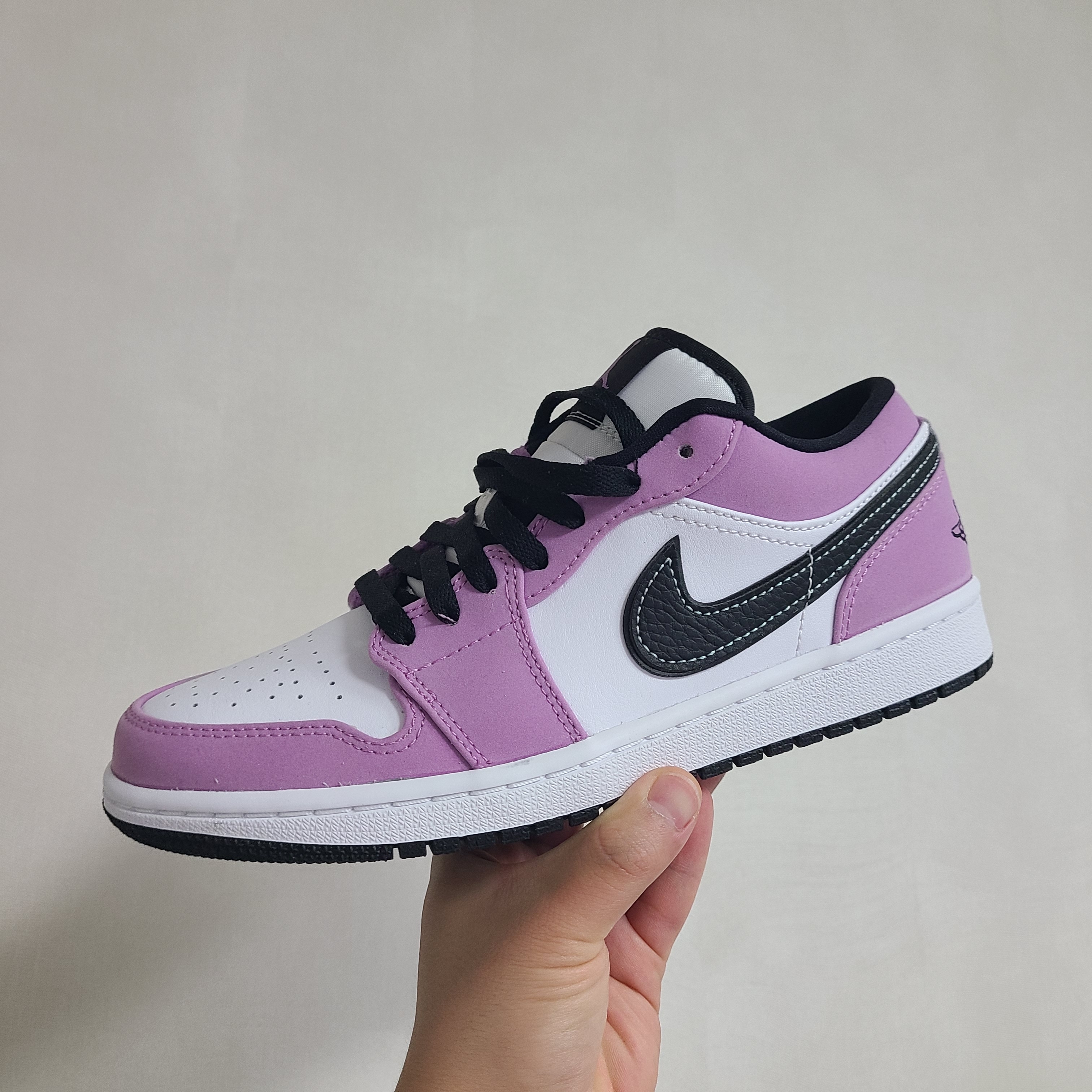 Jordan 1 Low SE Violet Shock 착용 스타일