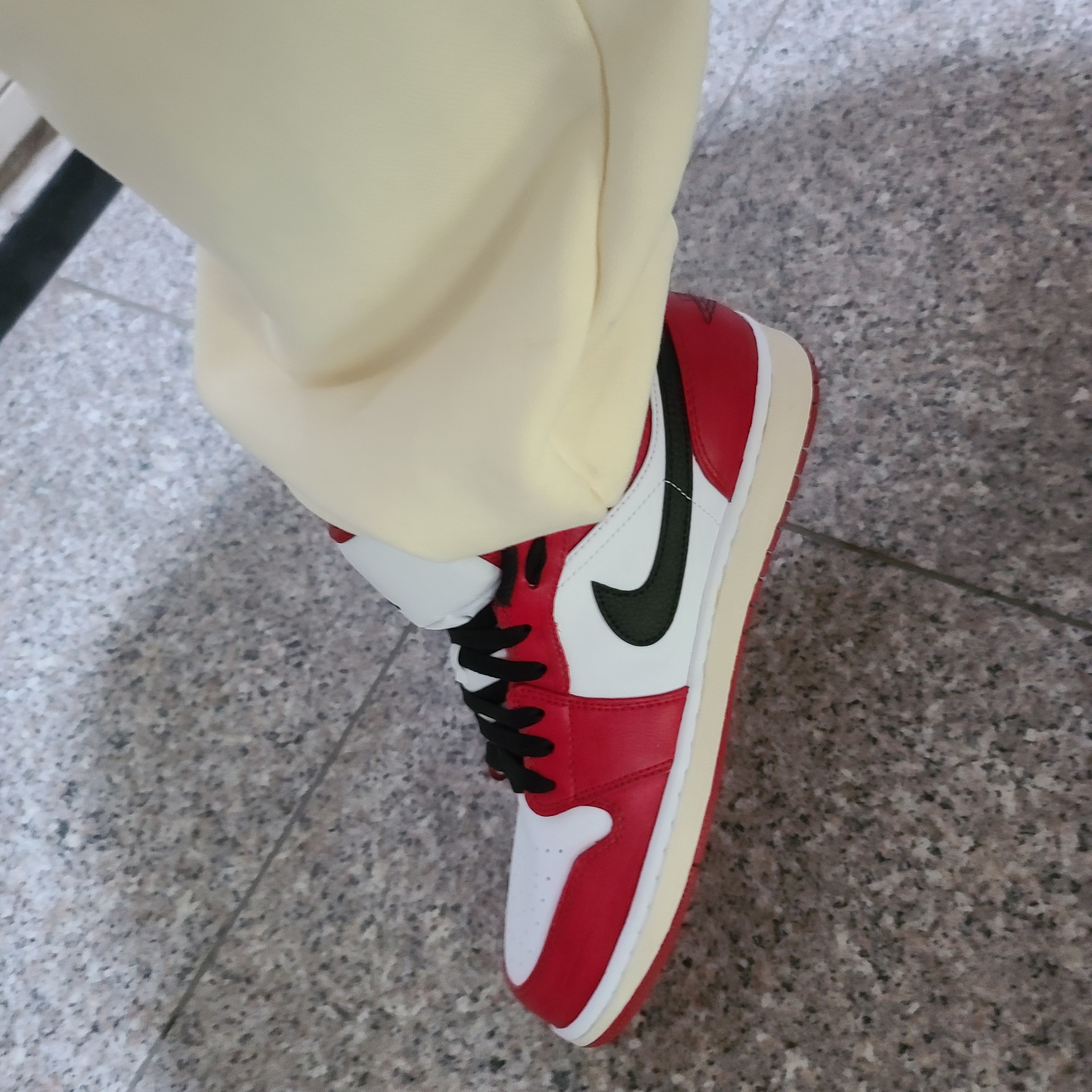 Jordan 1 Low White Red Black 착용 스타일 - 3