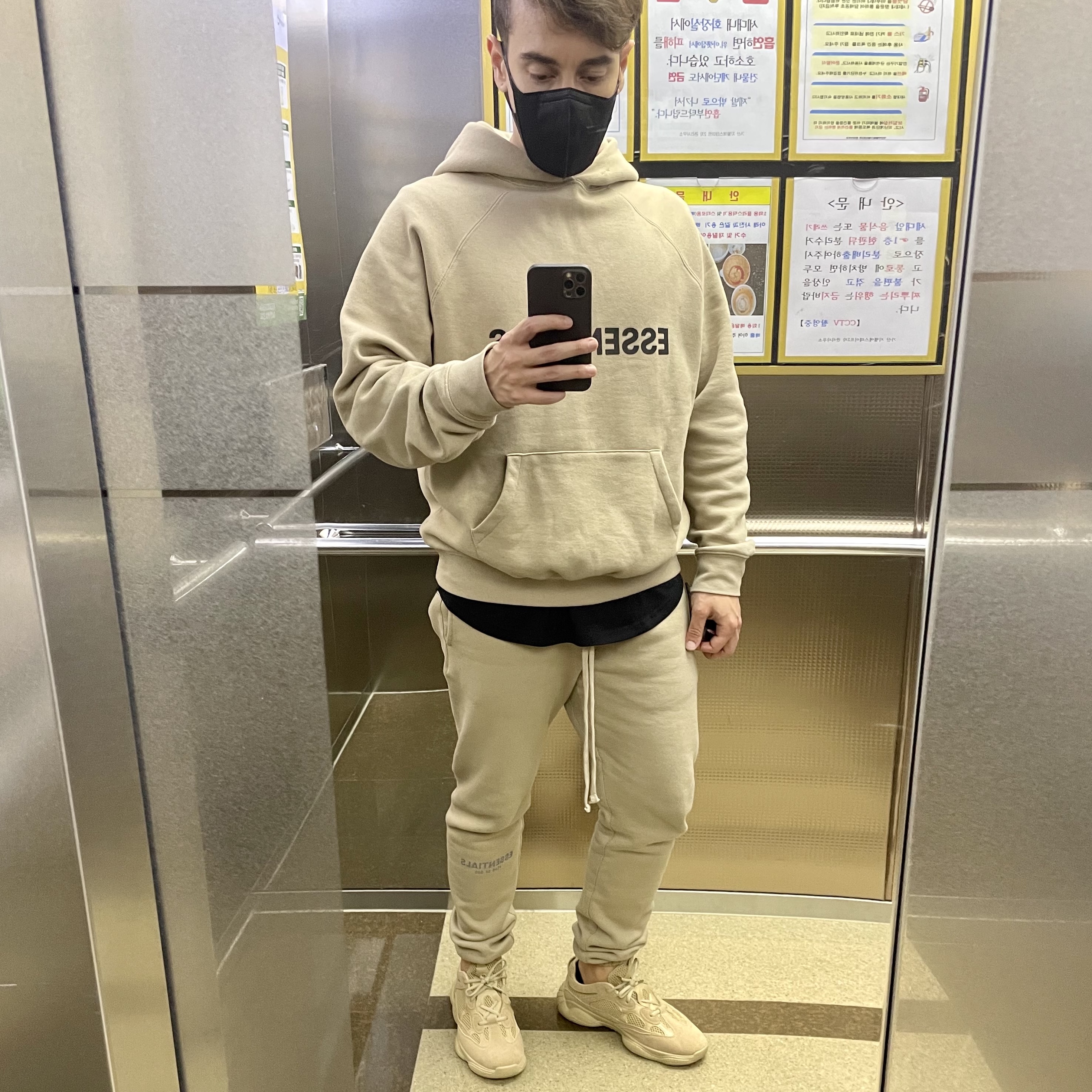 Adidas Yeezy 500 Taupe Light, Essentials 3D Silicon Applique Pullover Hoodie String Tan - 20SS 착용 스타일 - 2