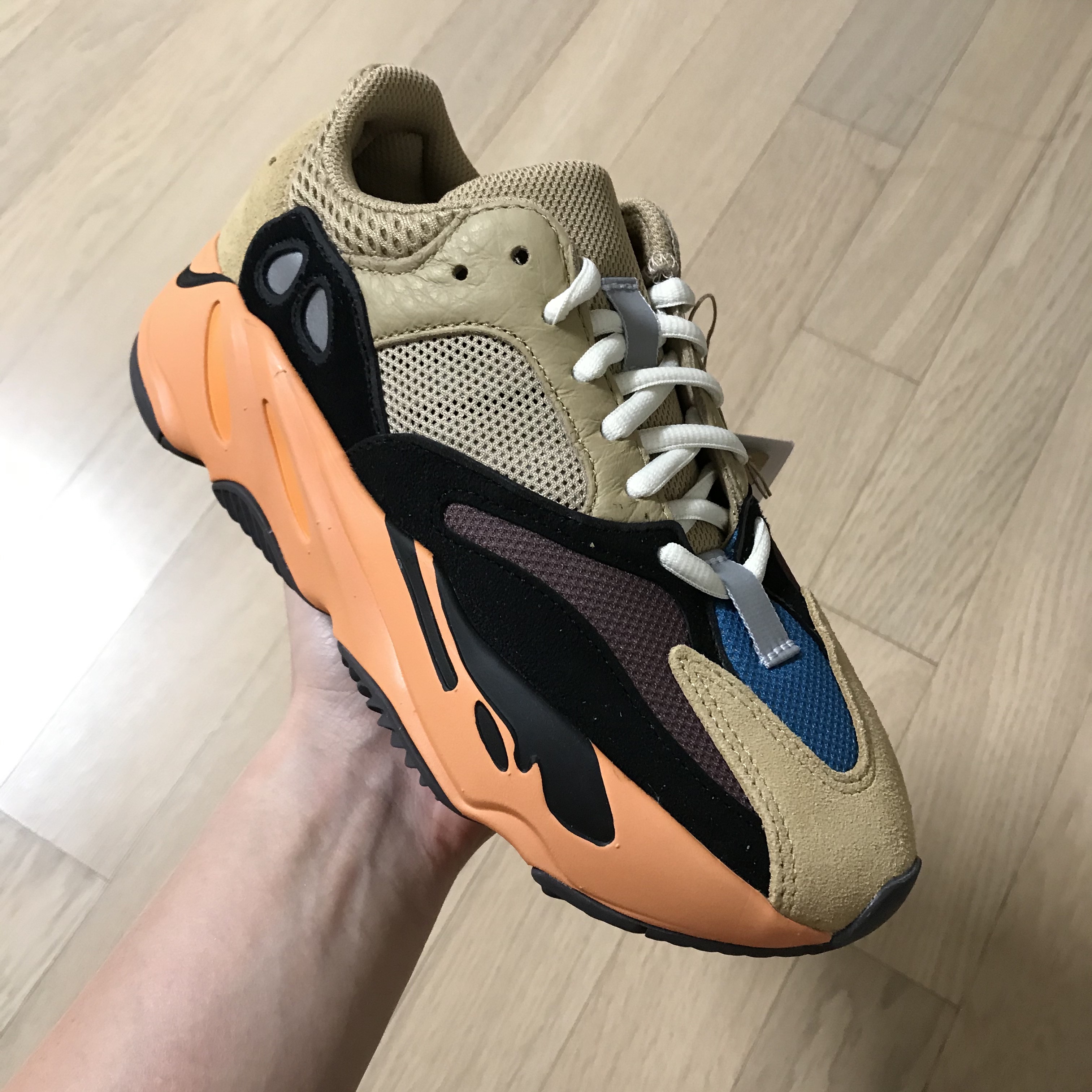 Adidas Yeezy Boost 700 Enflame Amber 착용 스타일