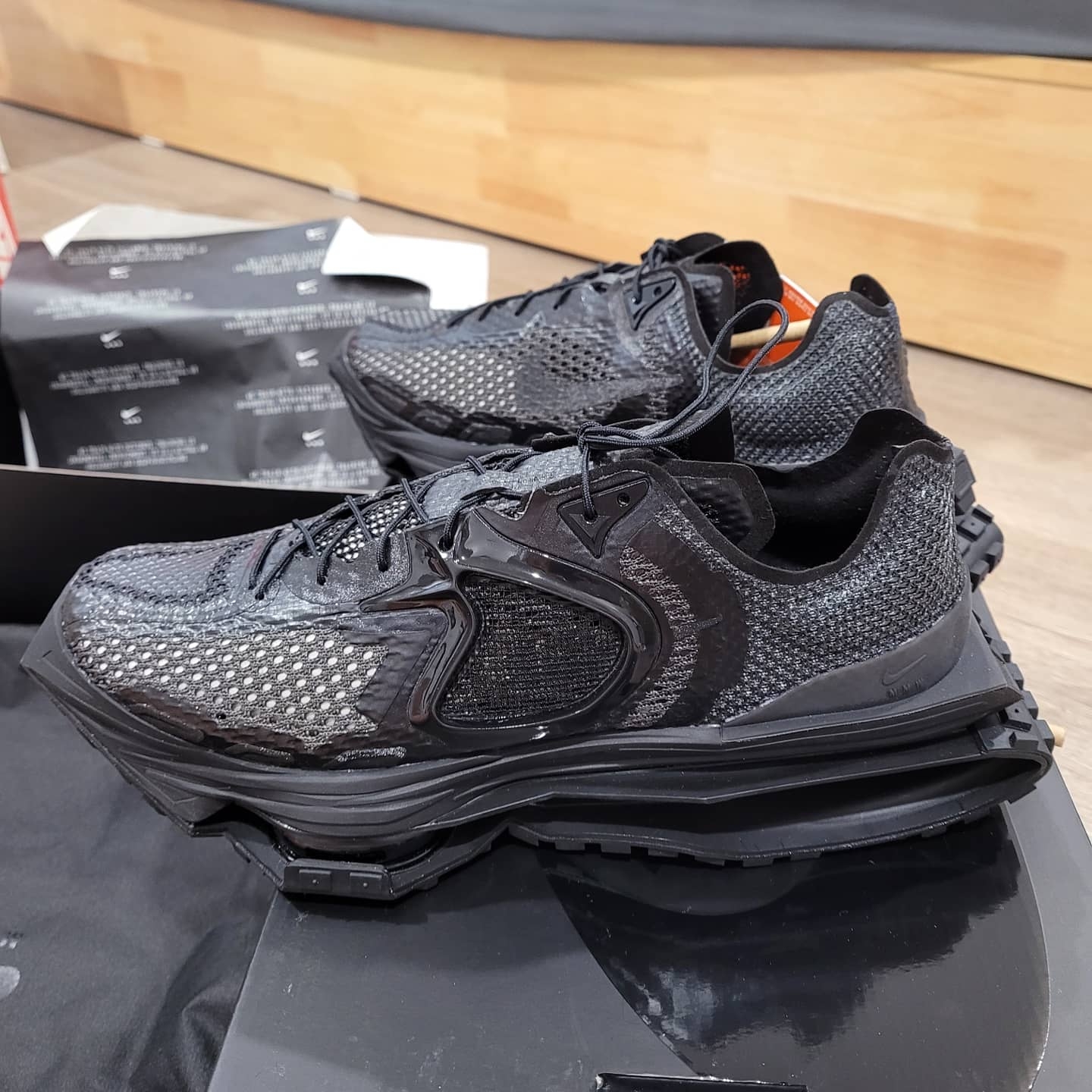 Nike x Matthew M Williams Zoom 004 Triple Black 착용 스타일 - 1