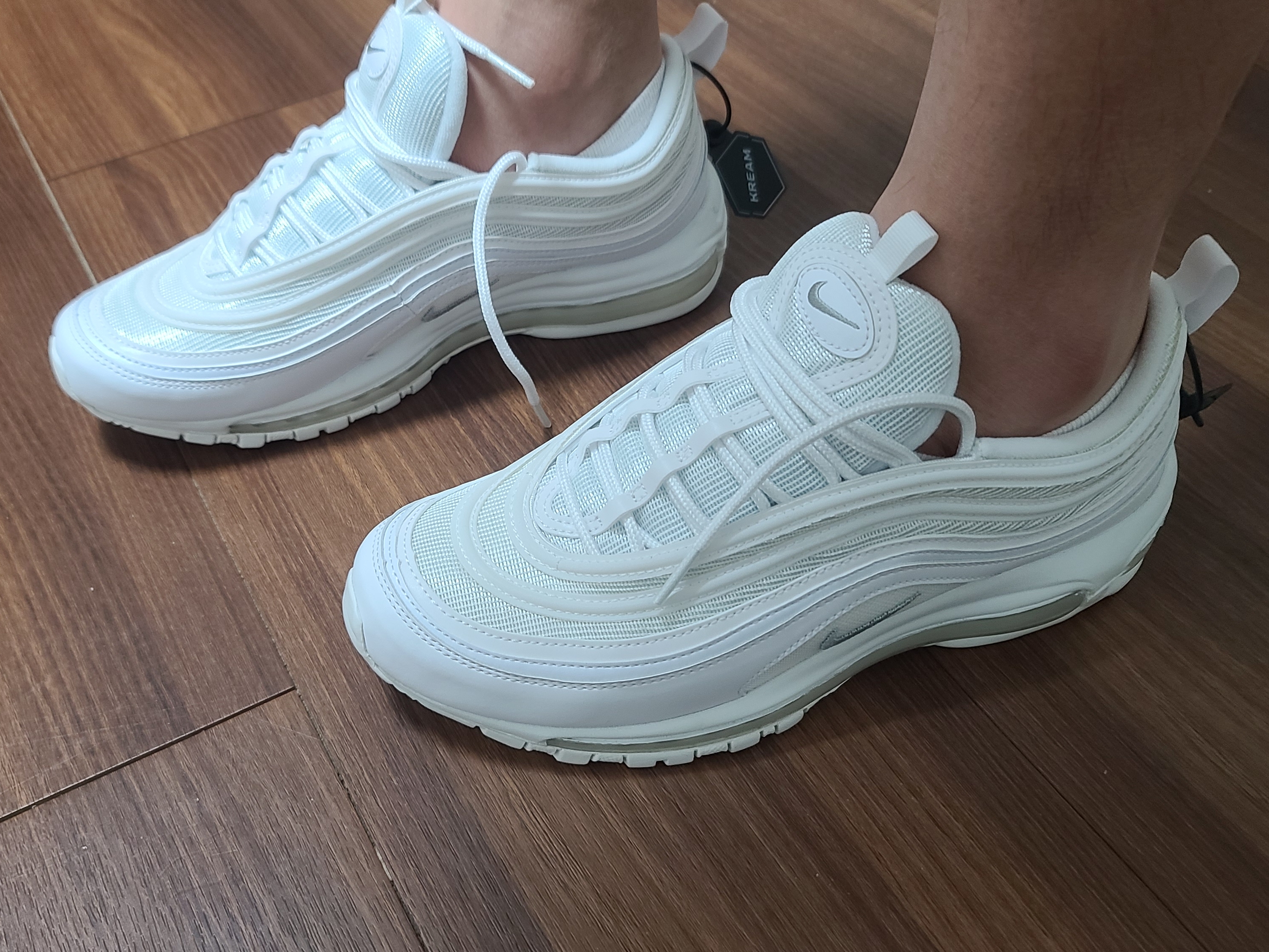 Nike Air Max 97 Triple White Wolf Grey 착용 스타일
