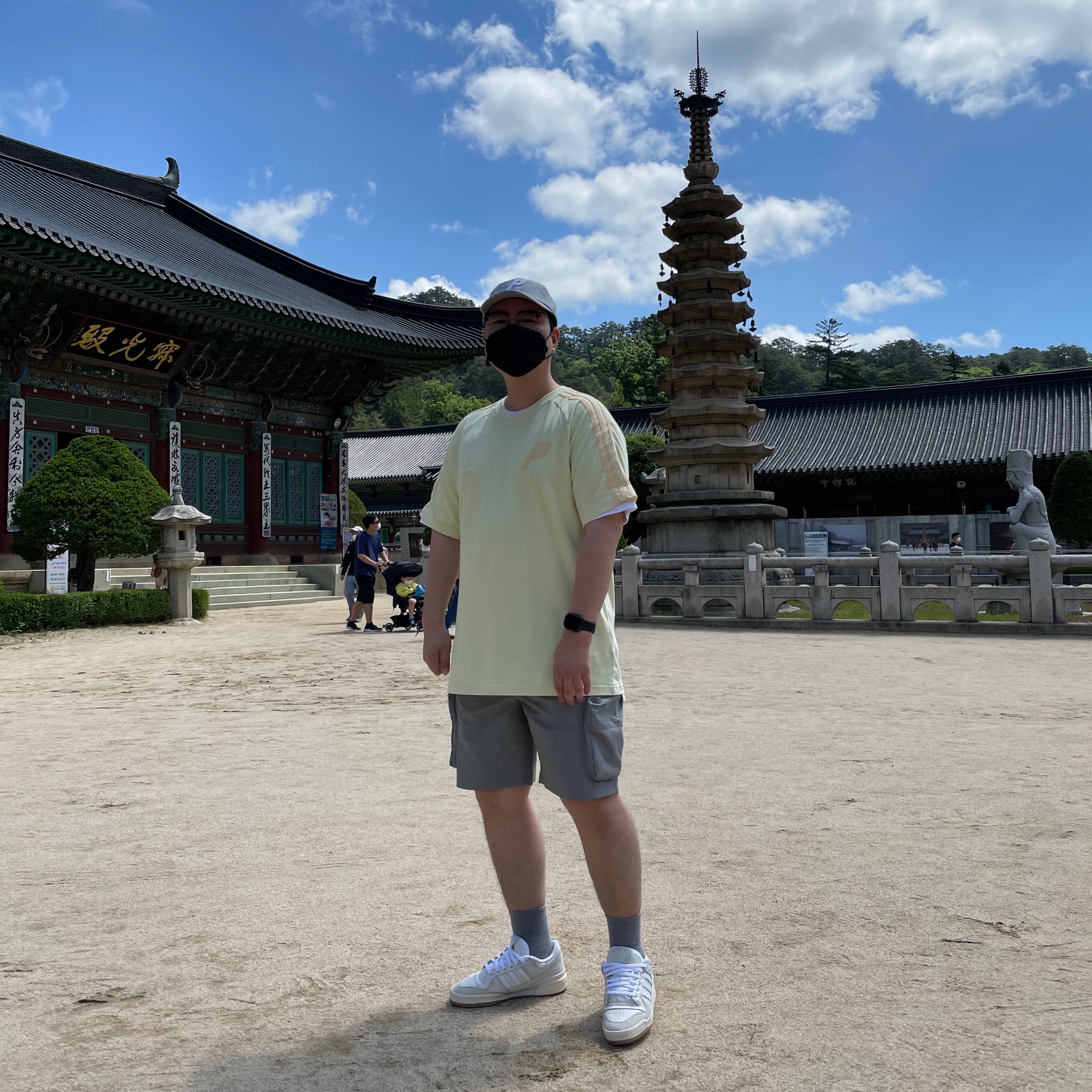 Palace P 6-Panel Grey - 21SS, Palace x Adidas Stan Smith T-Shirt Yellow - 21SS 착용 스타일 - 1
