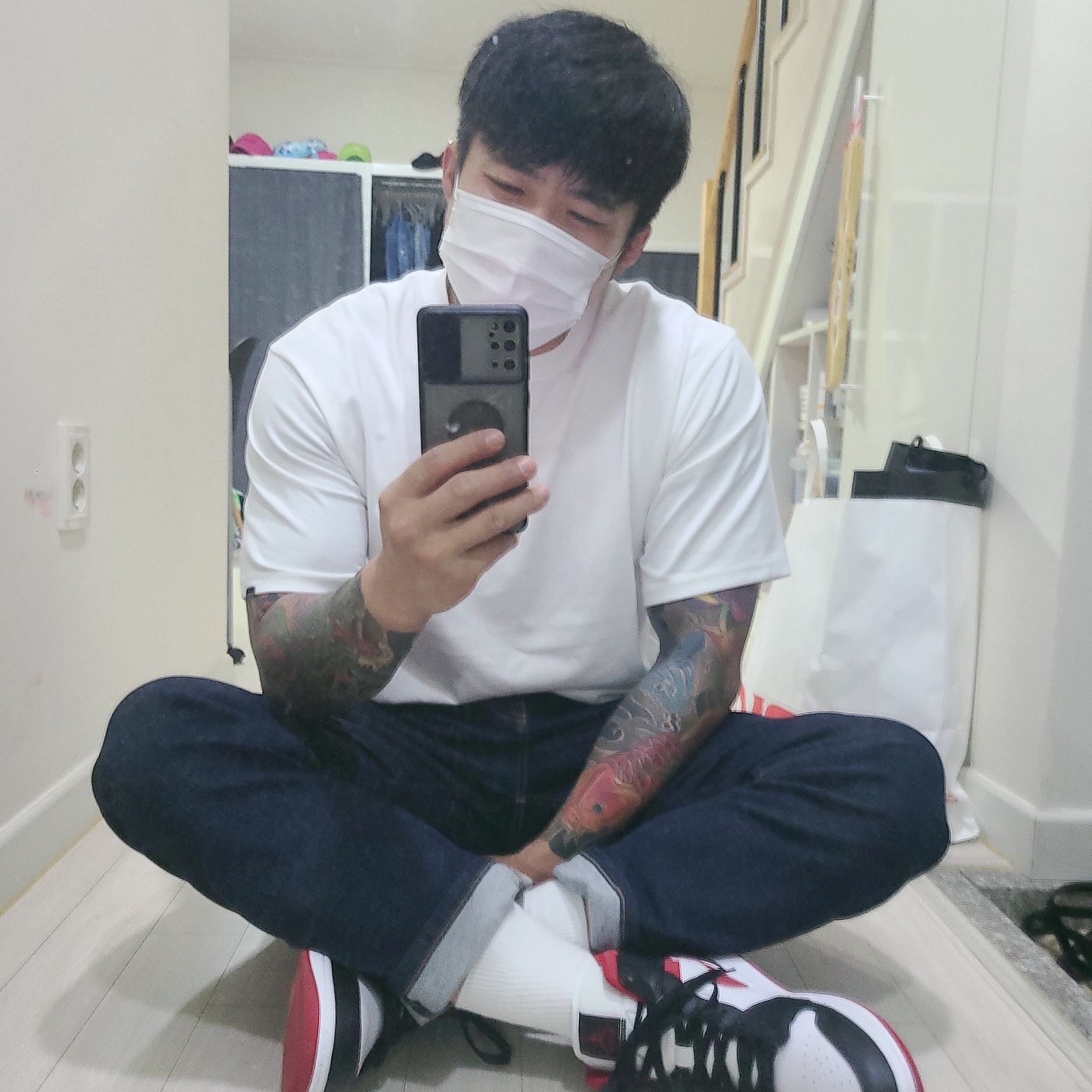 Jordan 1 Mid Gym Red Black White 착용 스타일 - 3