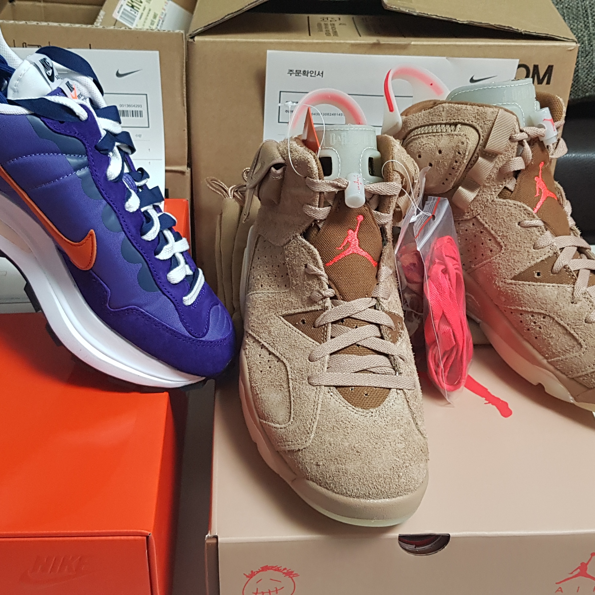 Nike x Sacai VaporWaffle Dark Iris, Jordan 6 x Travis Scott Retro SP British Khaki 착용 스타일