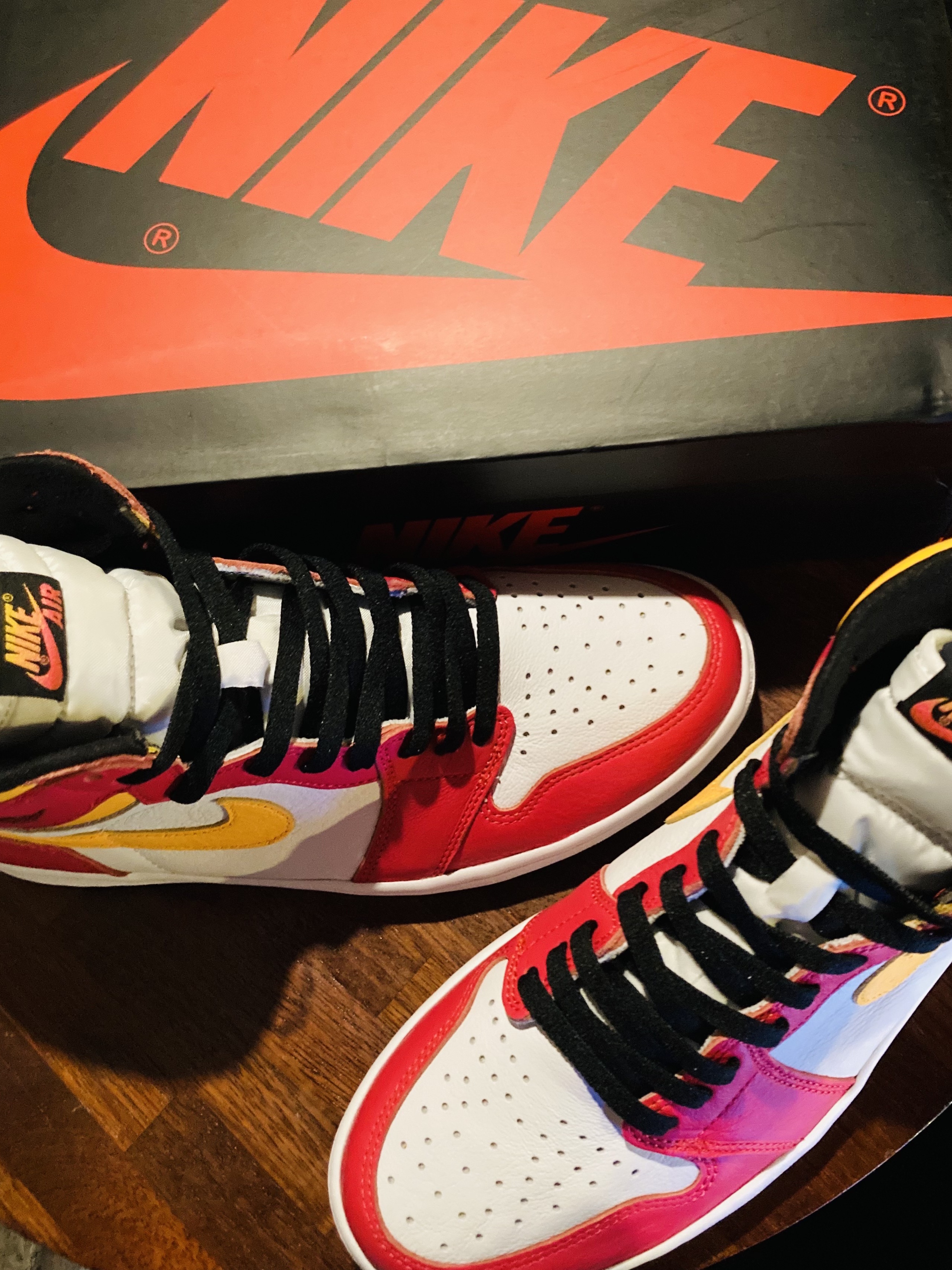 Jordan 1 Retro High OG Light Fusion Red 착용 스타일 - 1