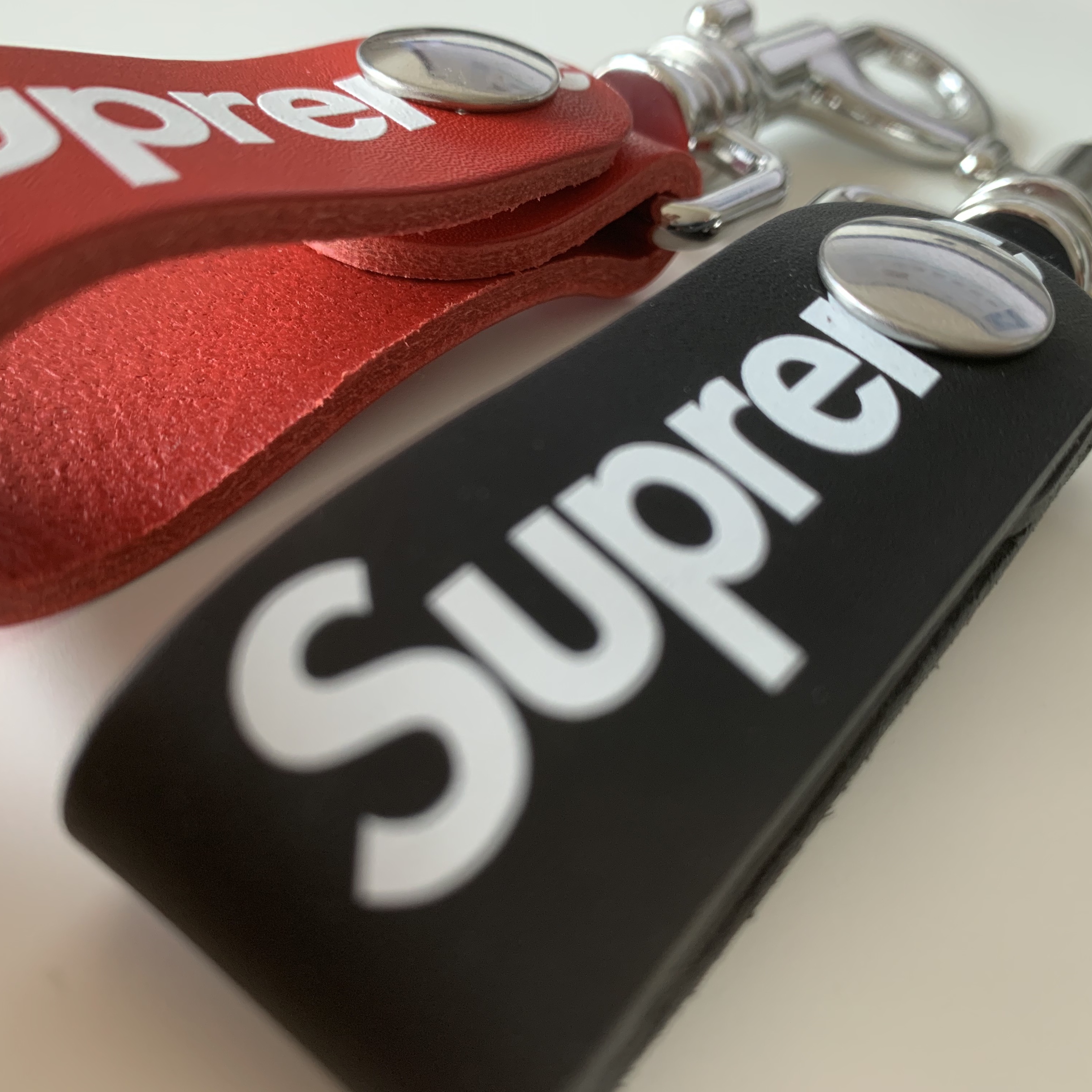 Supreme Leather Key Loop Red - 21SS 착용 스타일 - 2