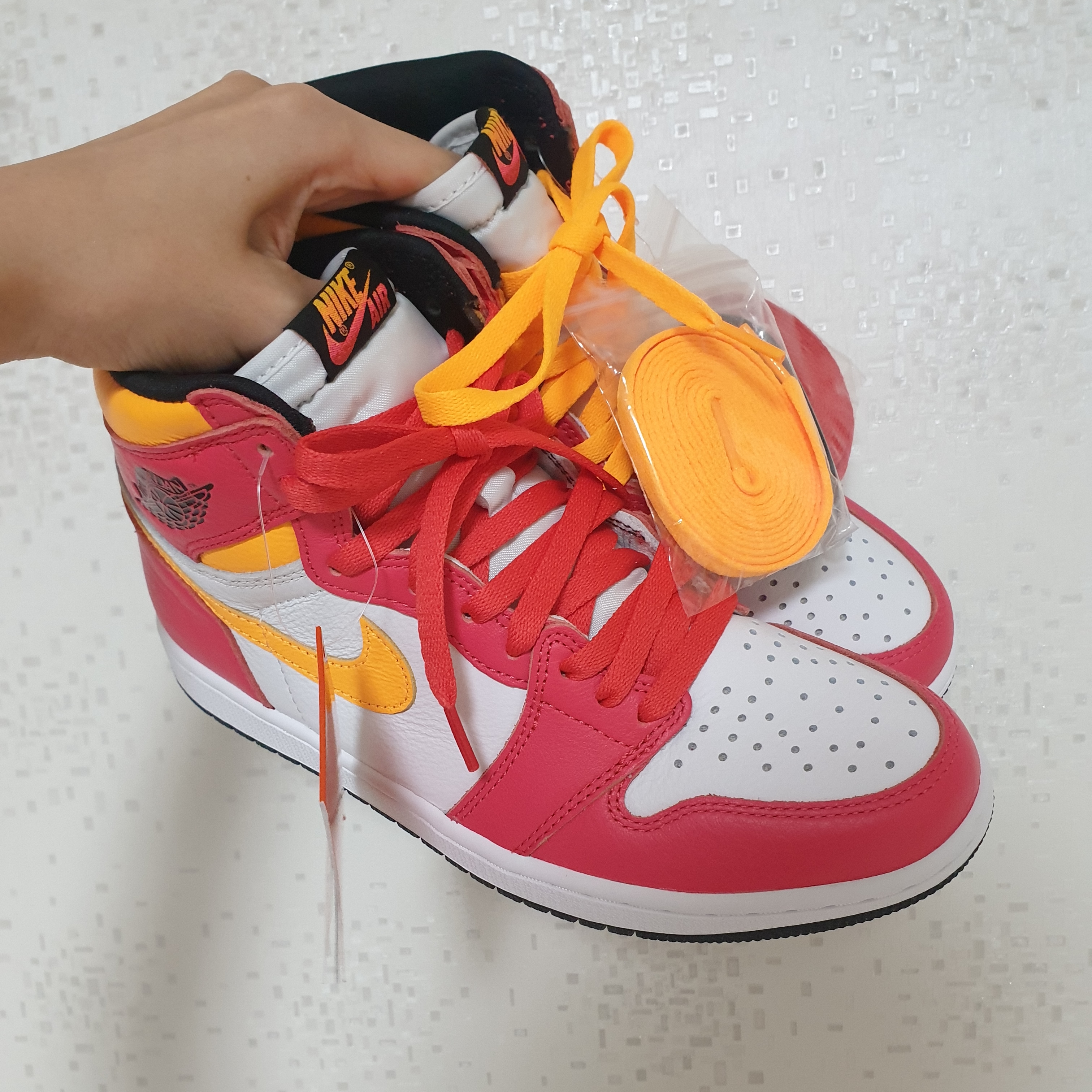 Jordan 1 Retro High OG Light Fusion Red 착용 스타일 - 5