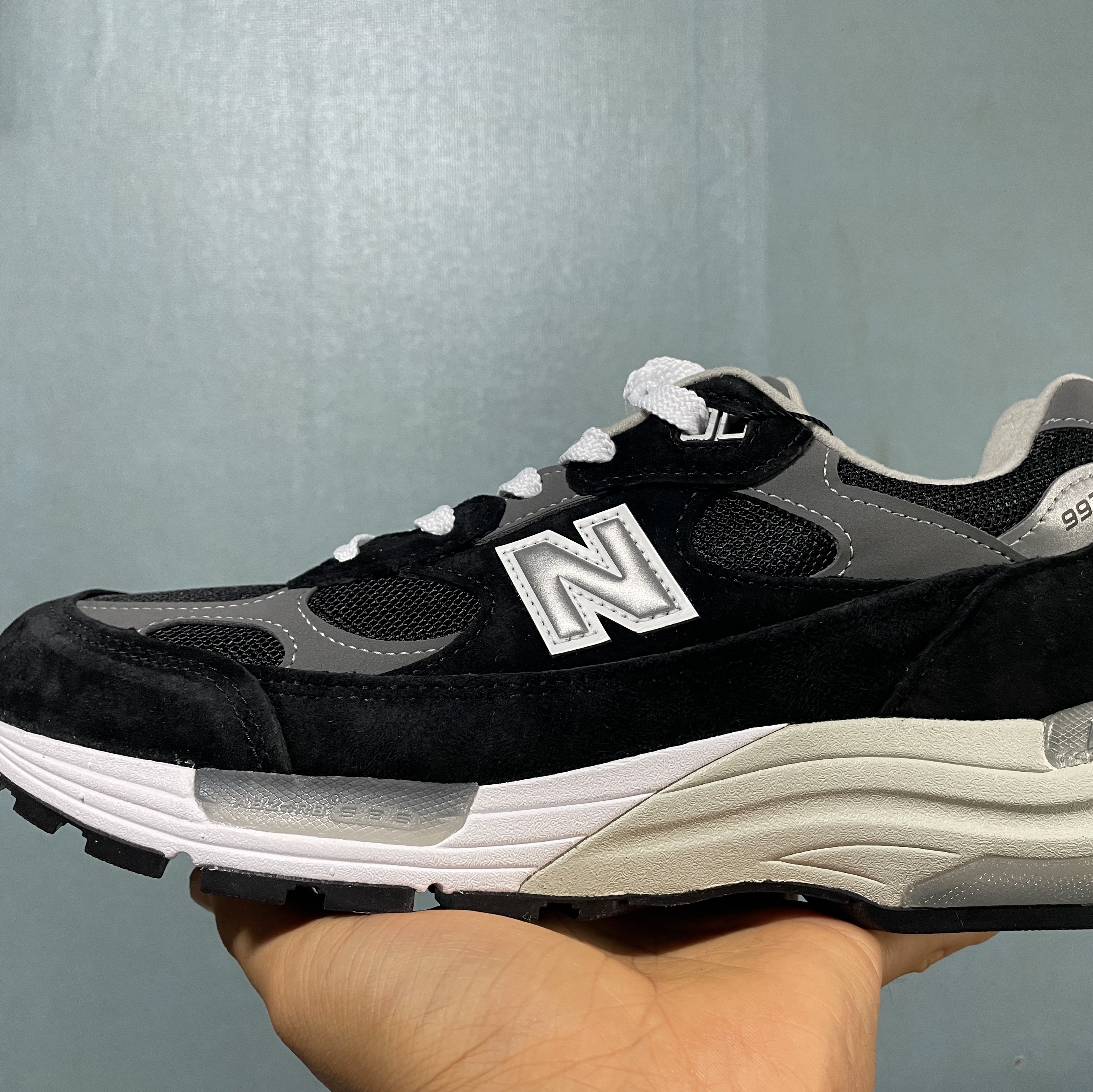 New Balance 992 Made in USA Black Grey 착용 스타일 - 1