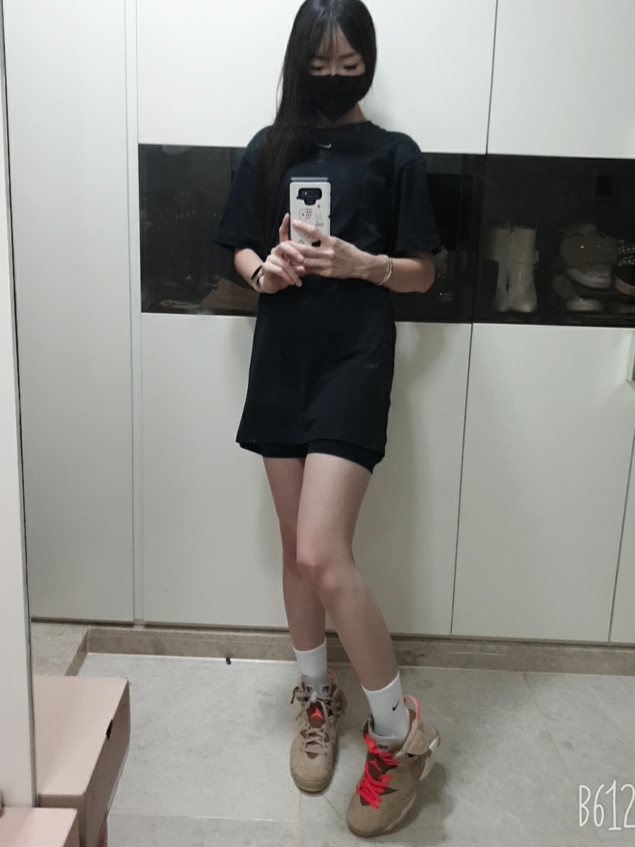 Jordan 6 x Travis Scott Retro SP British Khaki 착용 스타일 - 2