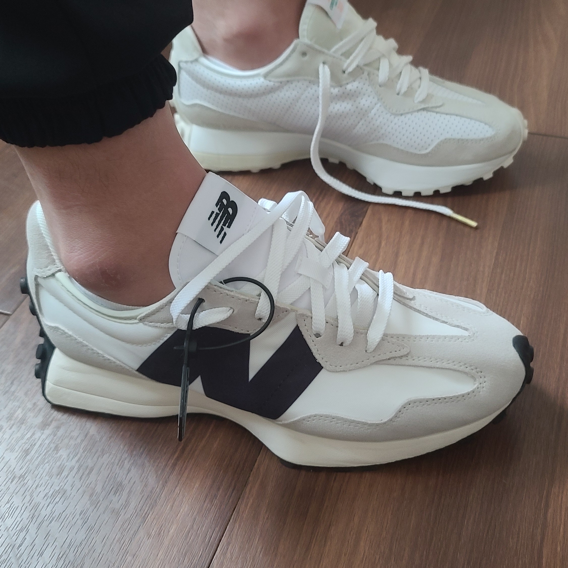 New Balance 327 White Black 착용 스타일