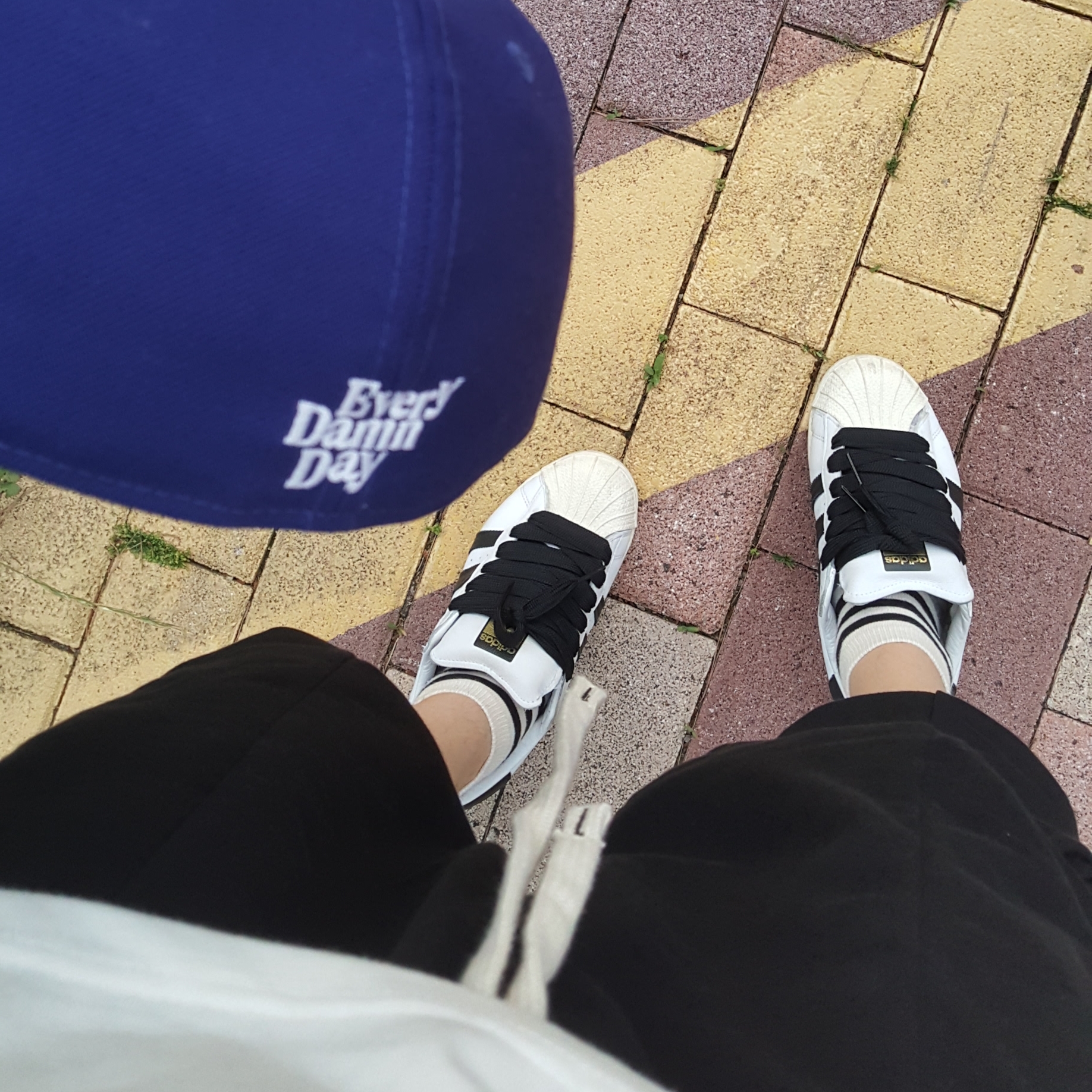 Adidas Superstar Laceless Cloud White, Adidas Superstar 80s Recon White Black 착용 스타일 - 2