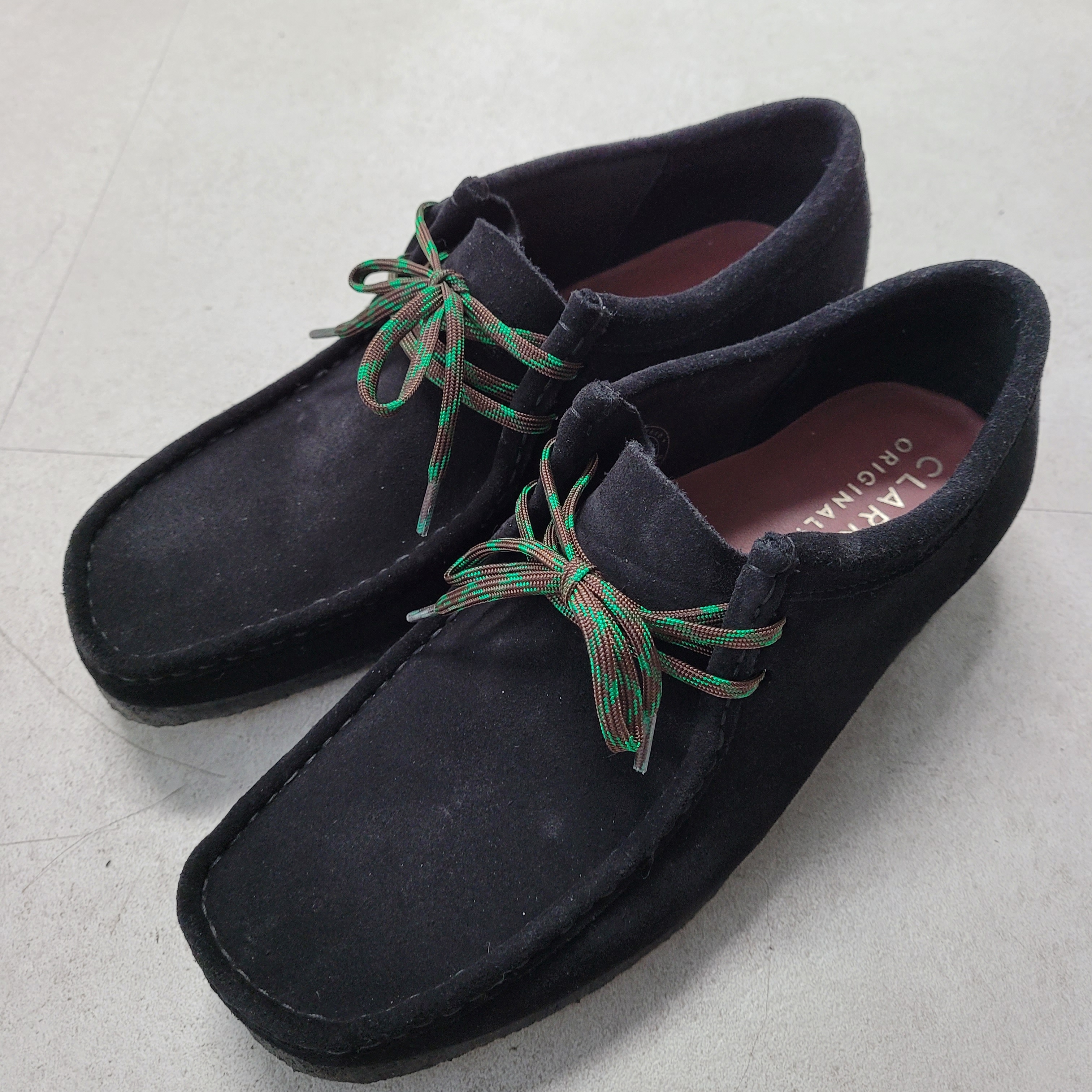 Clarks x Supreme Wallabee Gore-Tex Black 착용 스타일 - 1