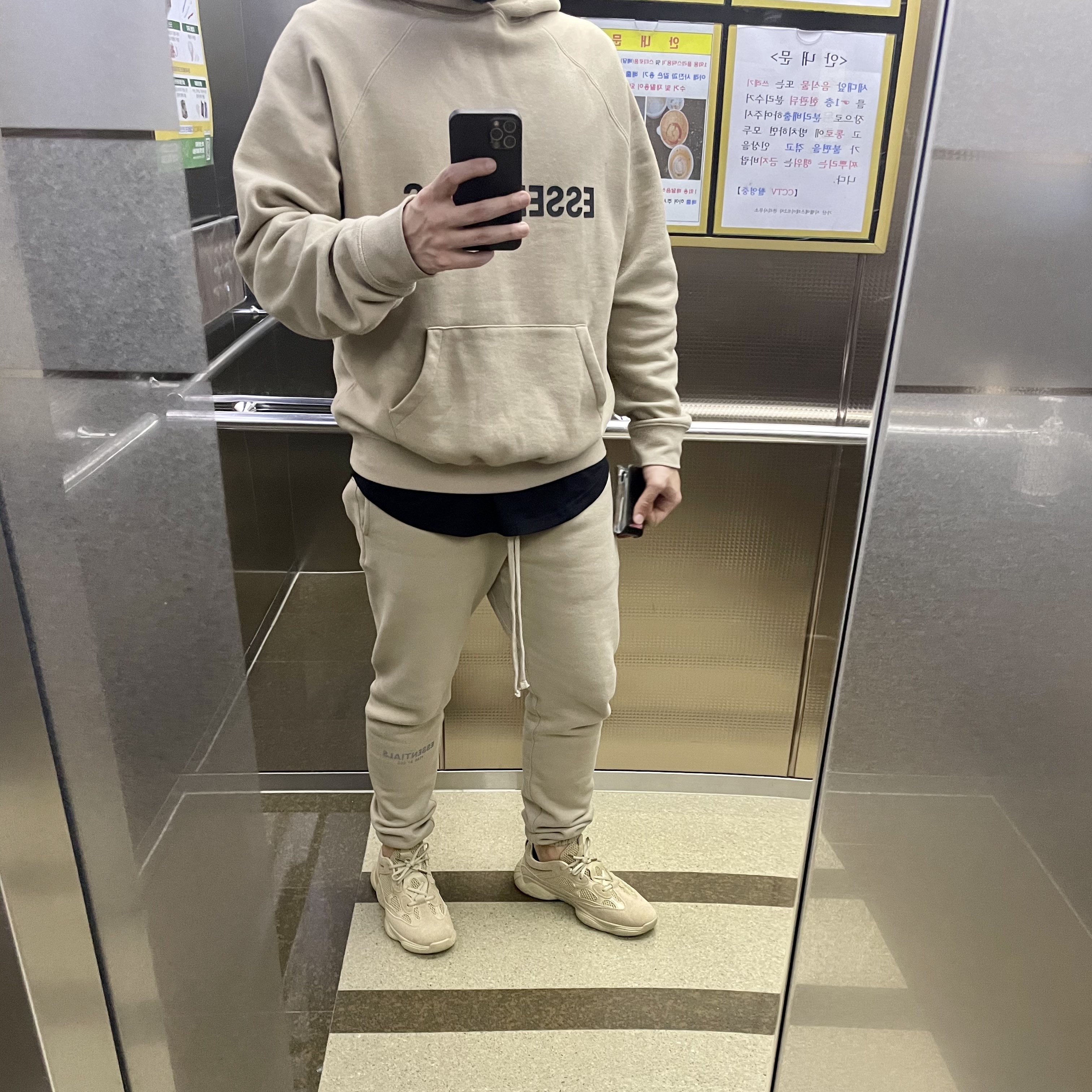 Adidas Yeezy 500 Taupe Light, Essentials 3D Silicon Applique Pullover Hoodie String Tan - 20SS 착용 스타일 - 1