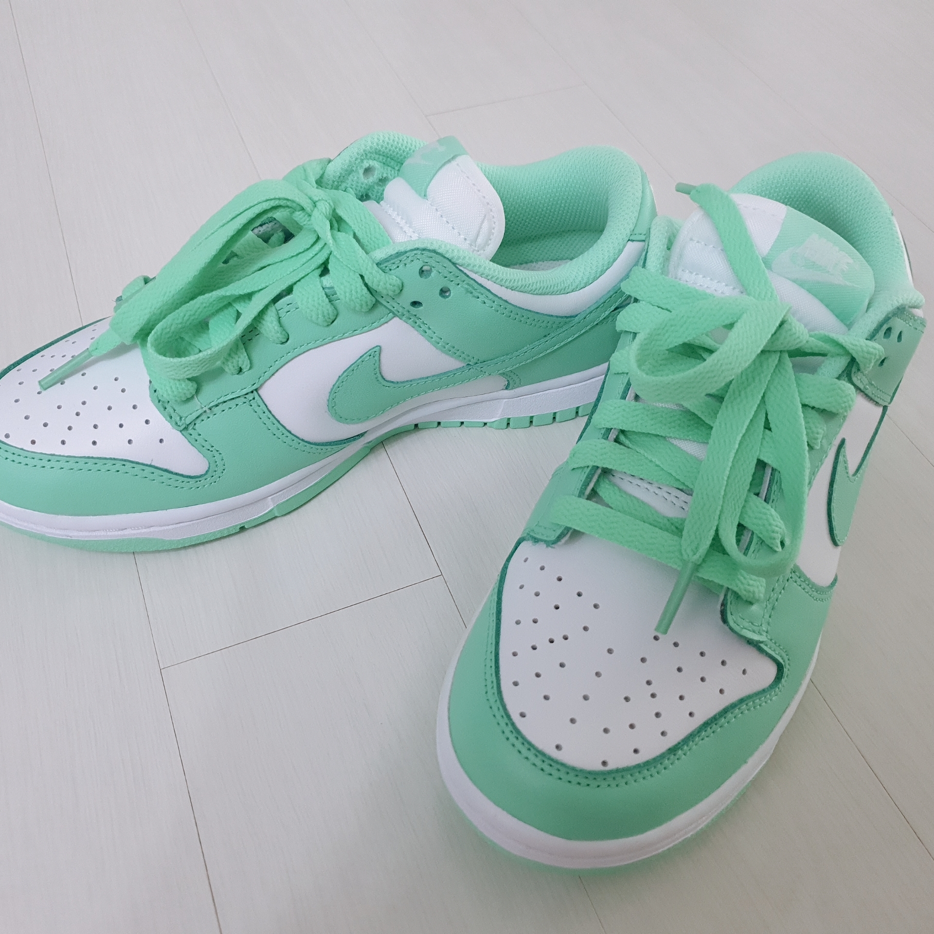 (W) Nike Dunk Low Green Glow 착용 스타일 - 1