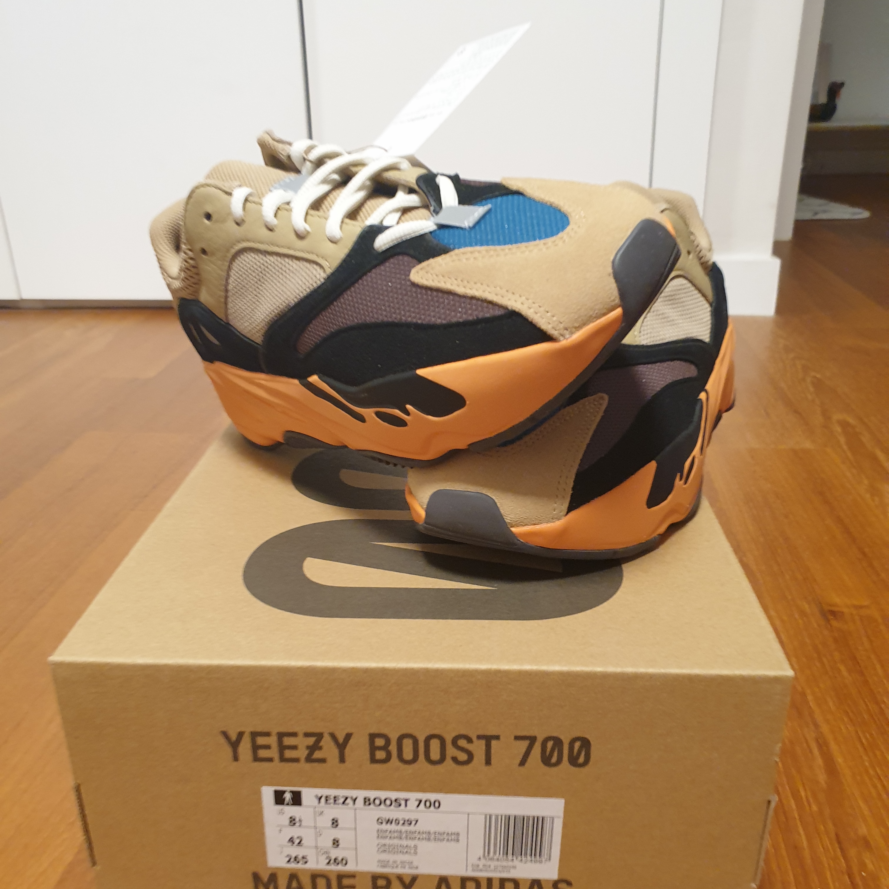 Adidas Yeezy Boost 700 Enflame Amber 착용 스타일 - 3