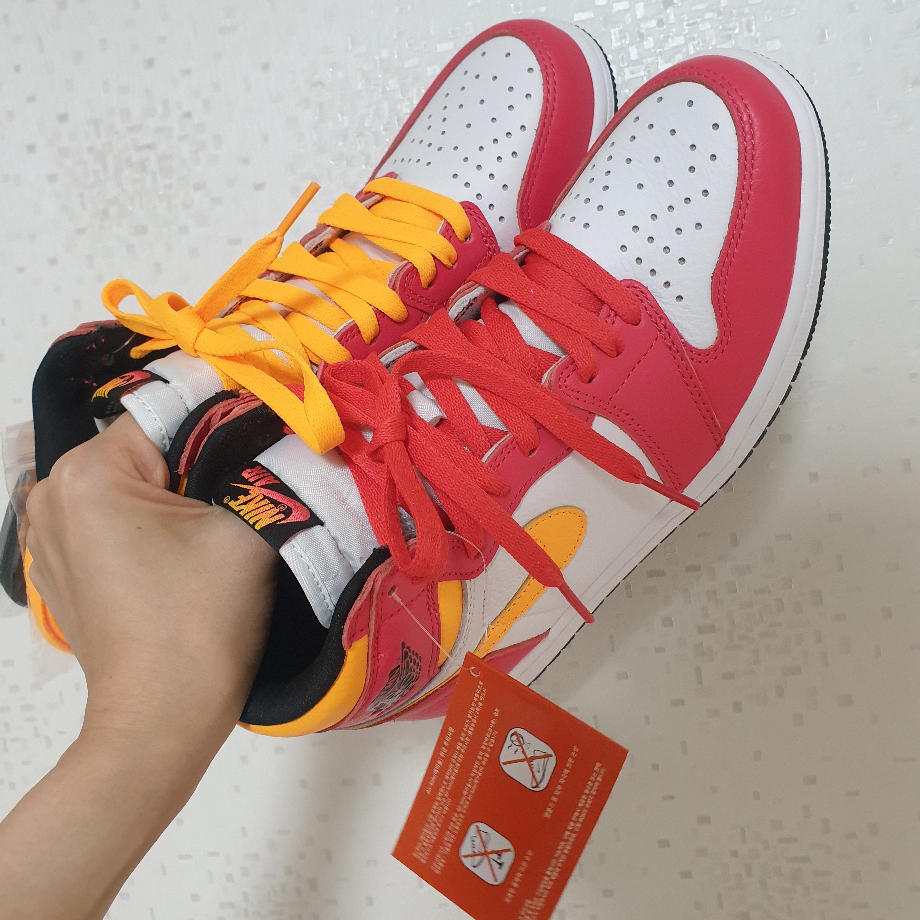 Jordan 1 Retro High OG Light Fusion Red 착용 스타일 - 2