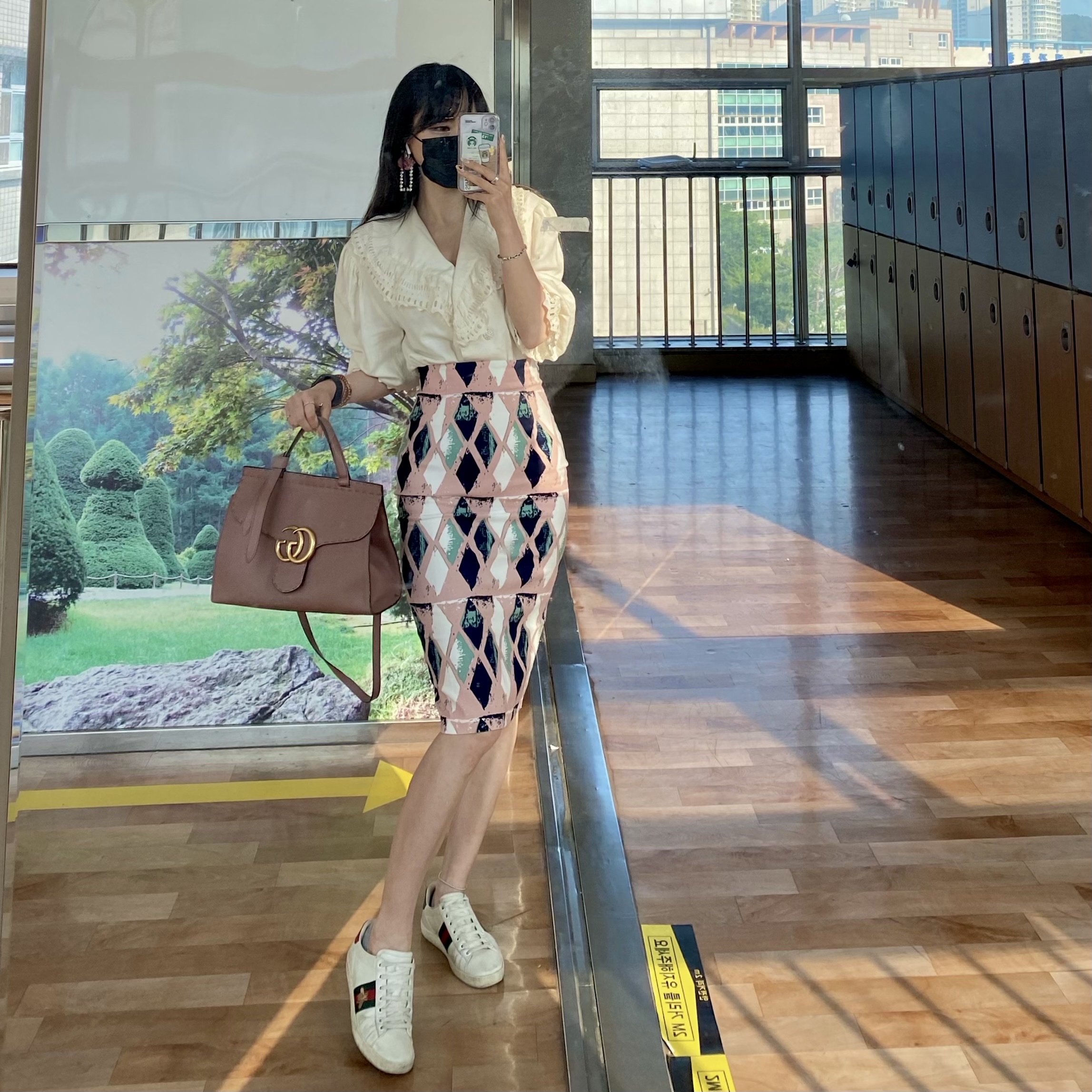 (W) Gucci Ace Bee Embroidered Sneakers, Nike x Sacai VaporWaffle Tour Yellow & Gorge Green Sail 착용 스타일 - 1