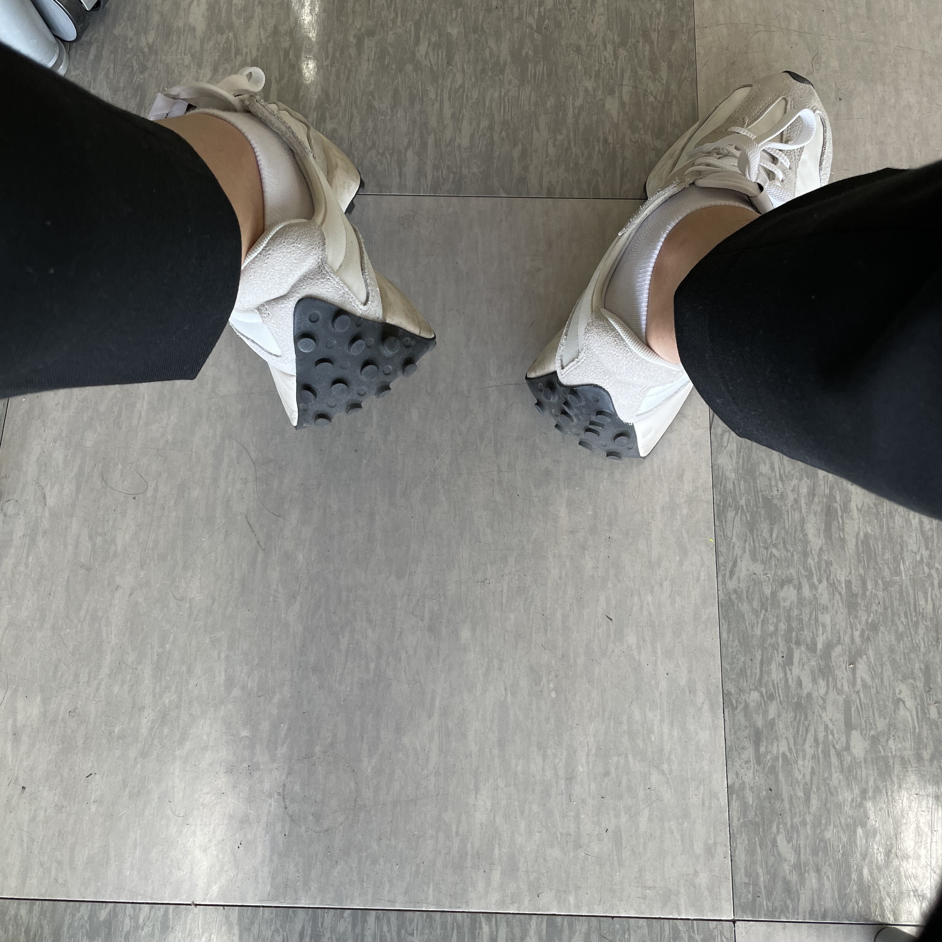 New Balance 327 White Black 착용 스타일 - 2