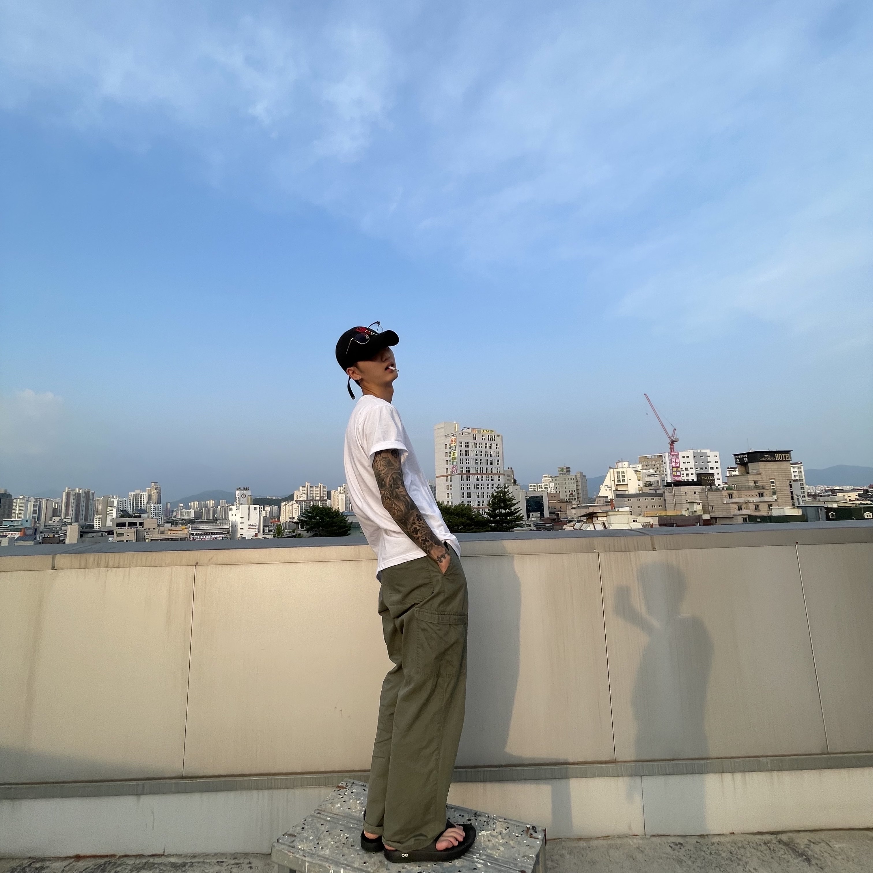Oofos OOriginal Black 착용 스타일