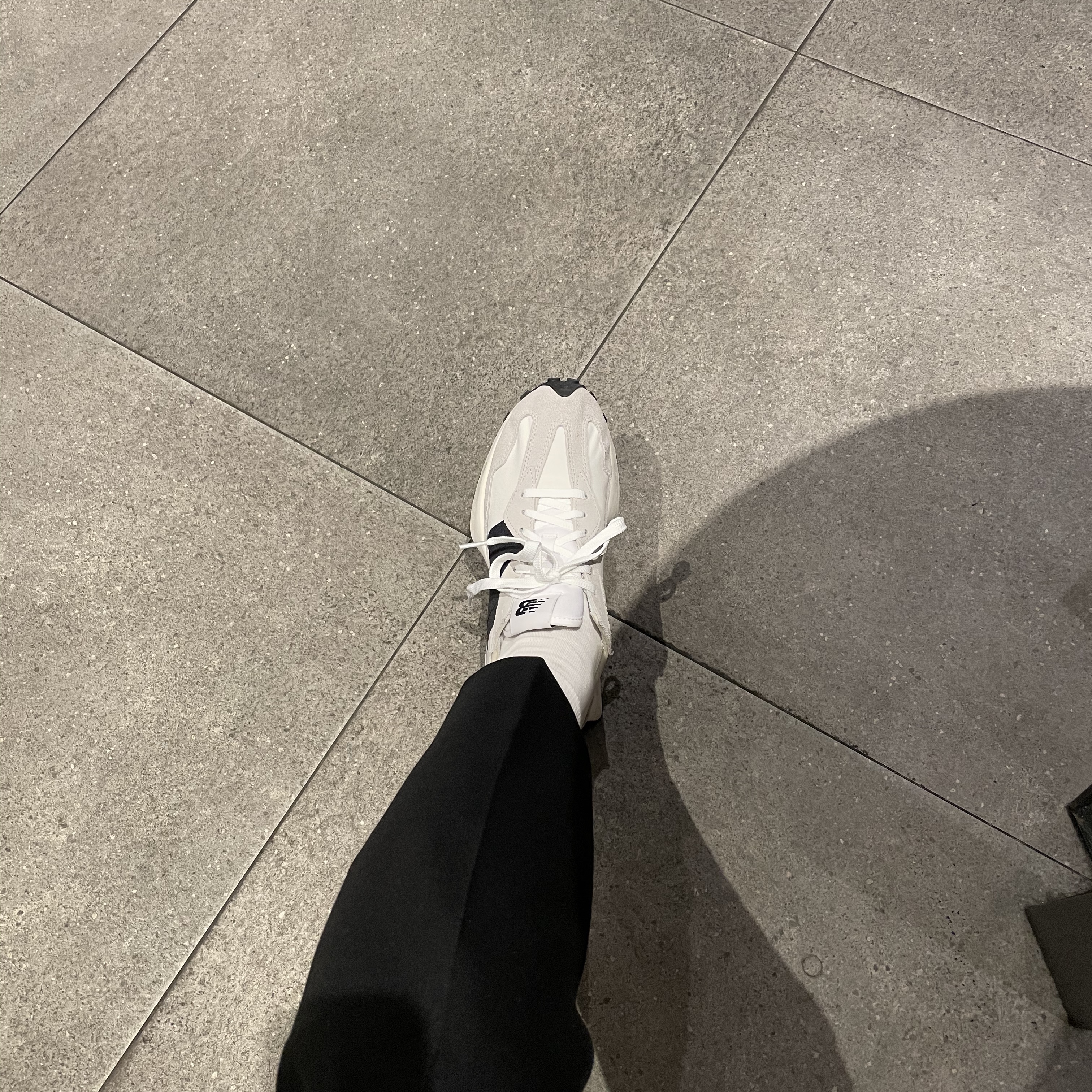 New Balance 327 White Black 착용 스타일 - 1