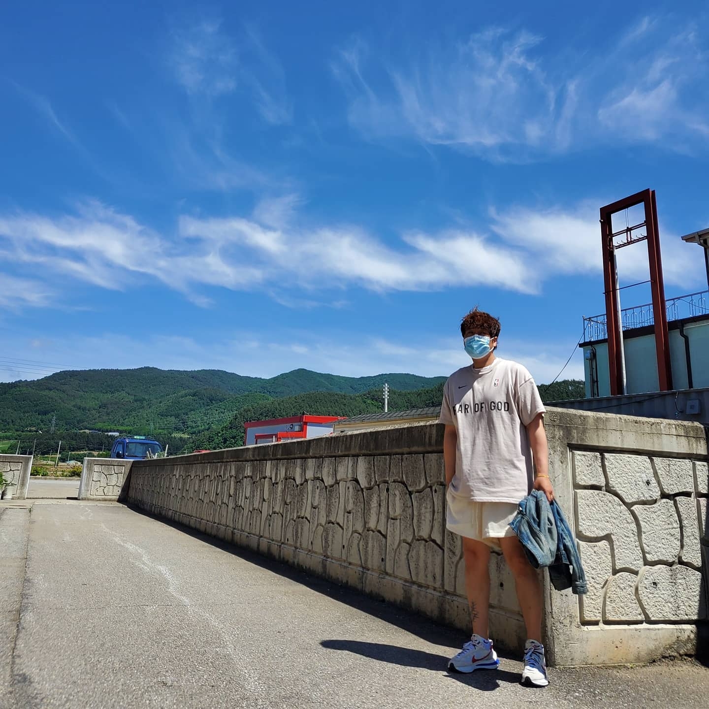 Nike x Fear of God Basketball Shorts String, Nike x Fear of God Warm Up T-Shirt Oatmeal 착용 스타일 - 1