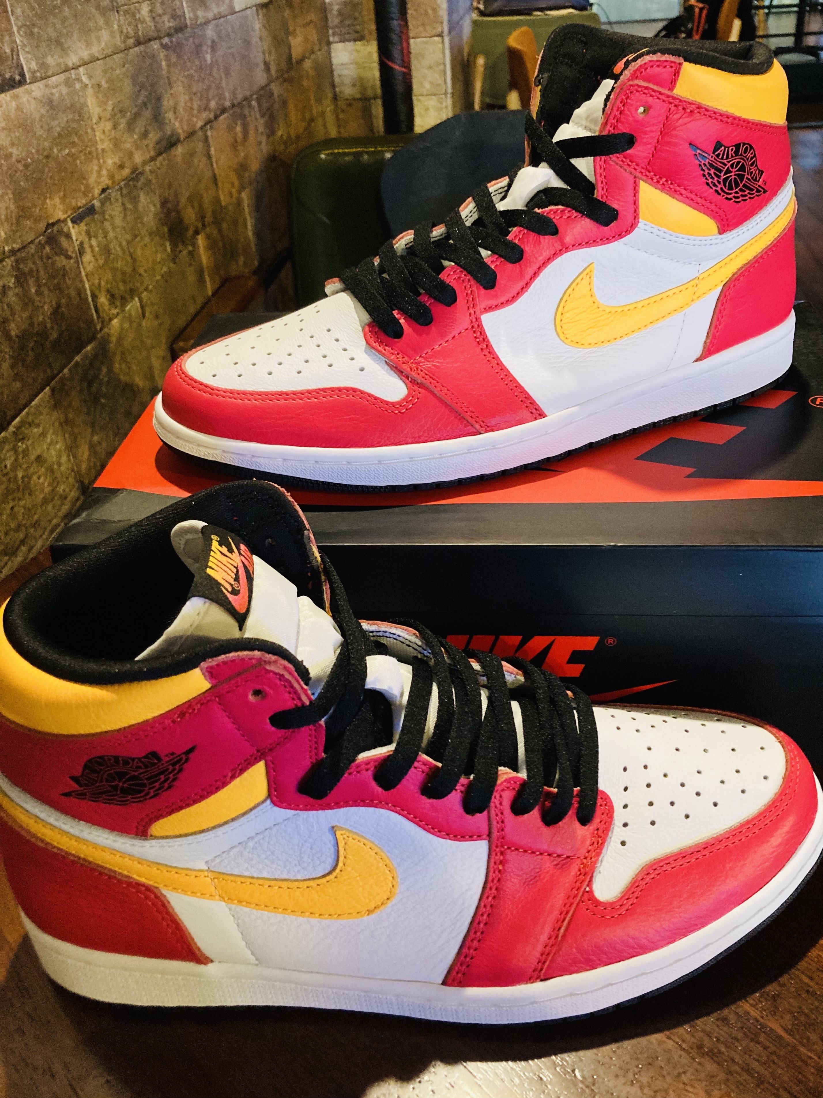 Jordan 1 Retro High OG Light Fusion Red 착용 스타일 - 2