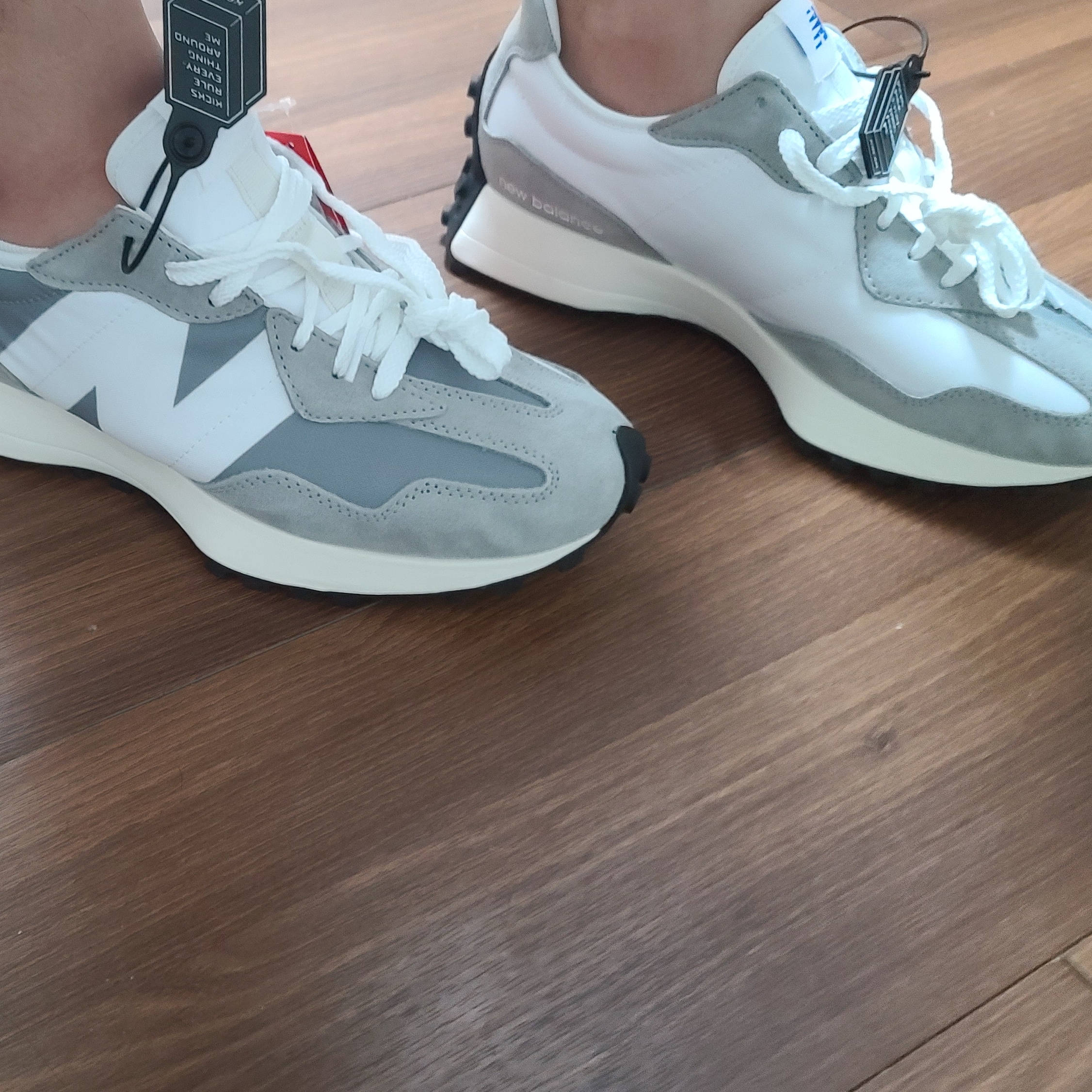 New Balance 327 Grey 착용 스타일