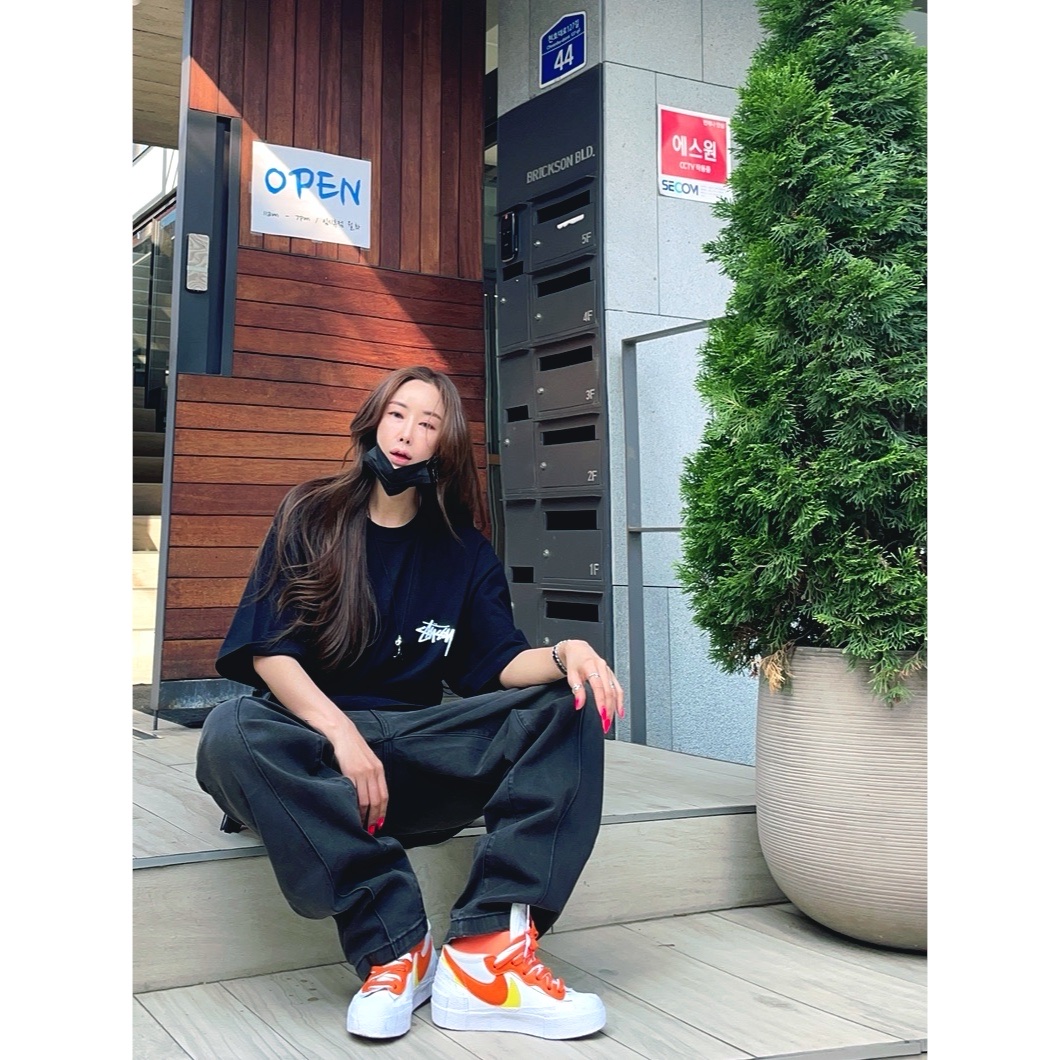 Nike x Sacai Blazer Low Magma Orange, Stussy Reflection T-Shirt Black 착용 스타일 - 1