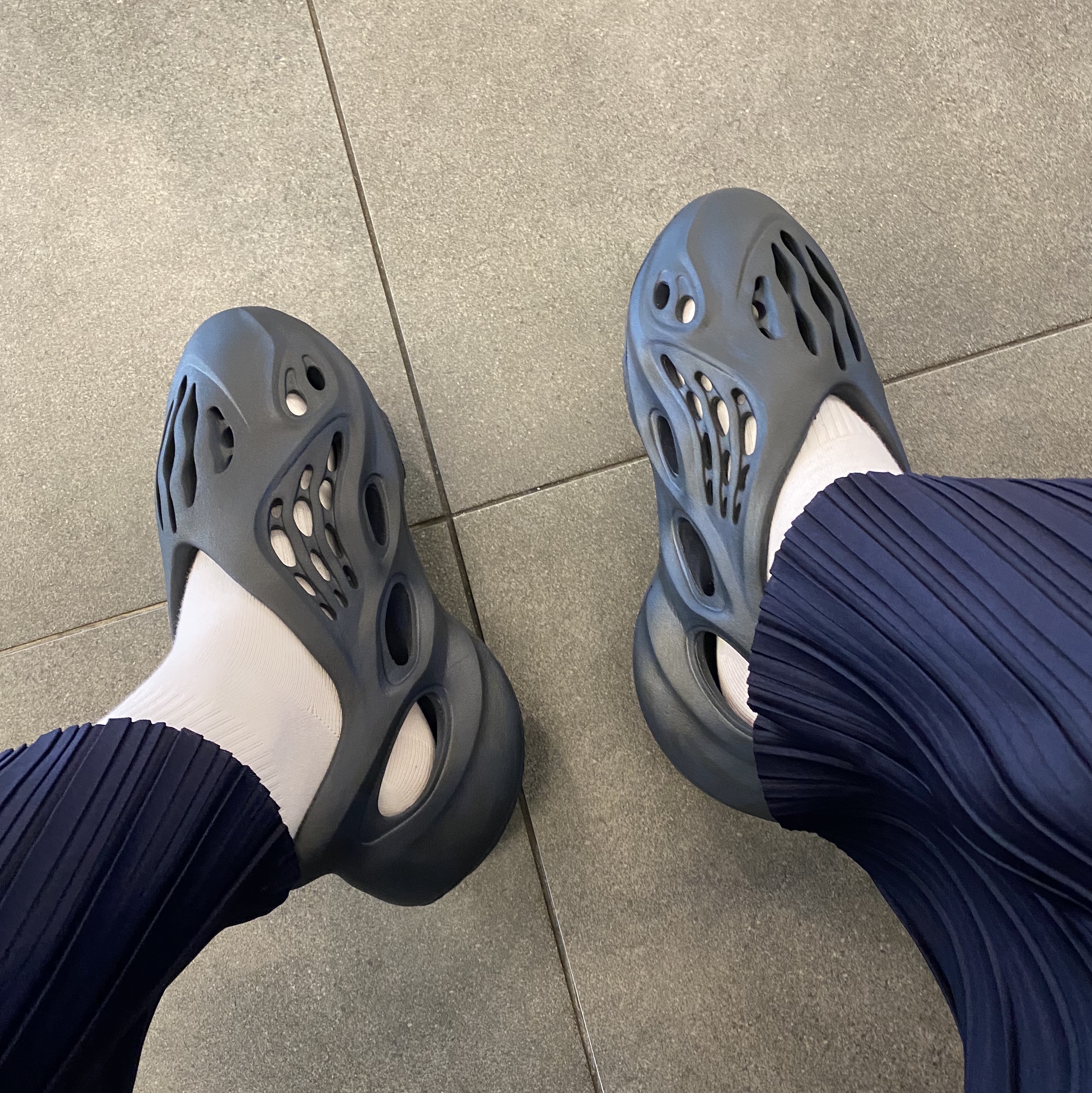 Adidas Yeezy Foam RNNR Mineral Blue 착용 스타일 - 1
