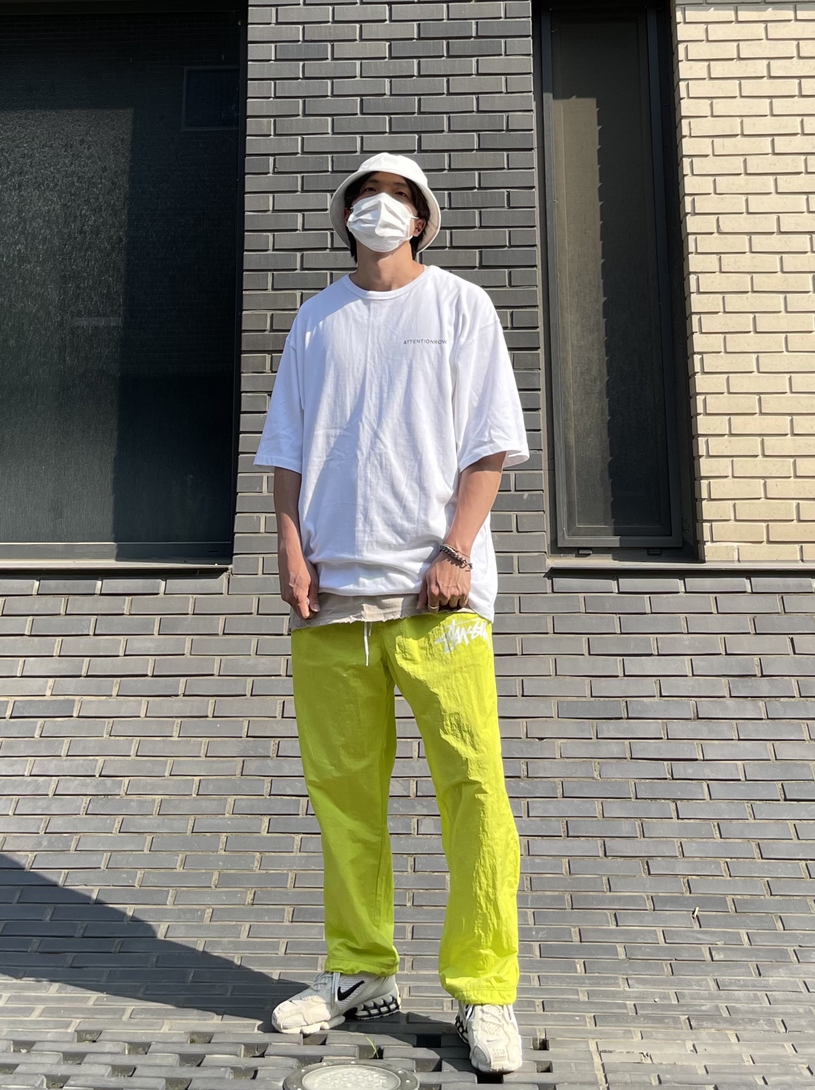 Nike x Stussy Air Zoom Spiridon Cage 2 Fossil, Nike x Stussy Beach Pants Bright Cactus 착용 스타일 - 3