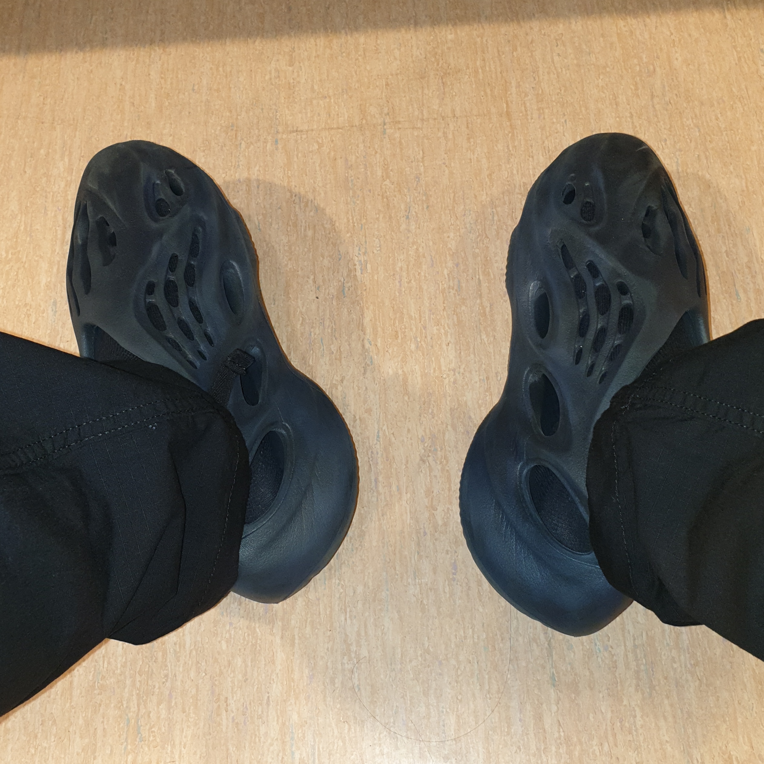 Adidas Yeezy Foam RNNR Mineral Blue 착용 스타일