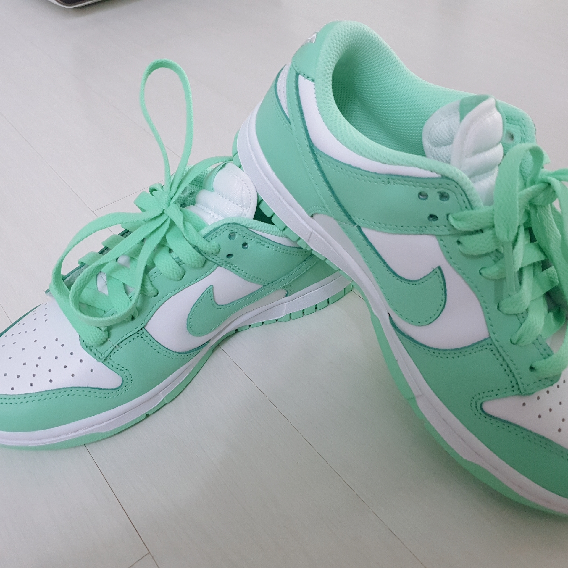 (W) Nike Dunk Low Green Glow 착용 스타일 - 2