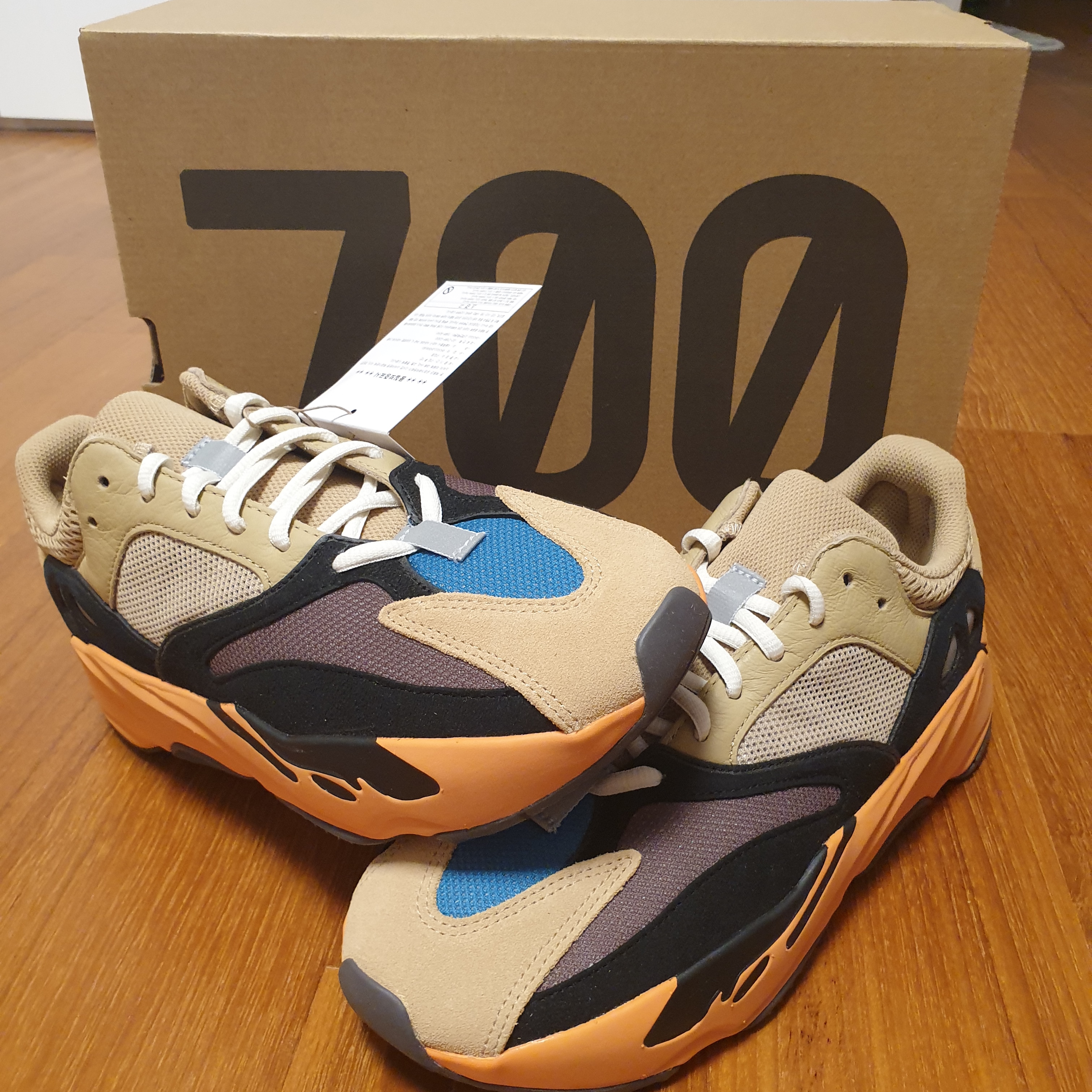Adidas Yeezy Boost 700 Enflame Amber 착용 스타일 - 2